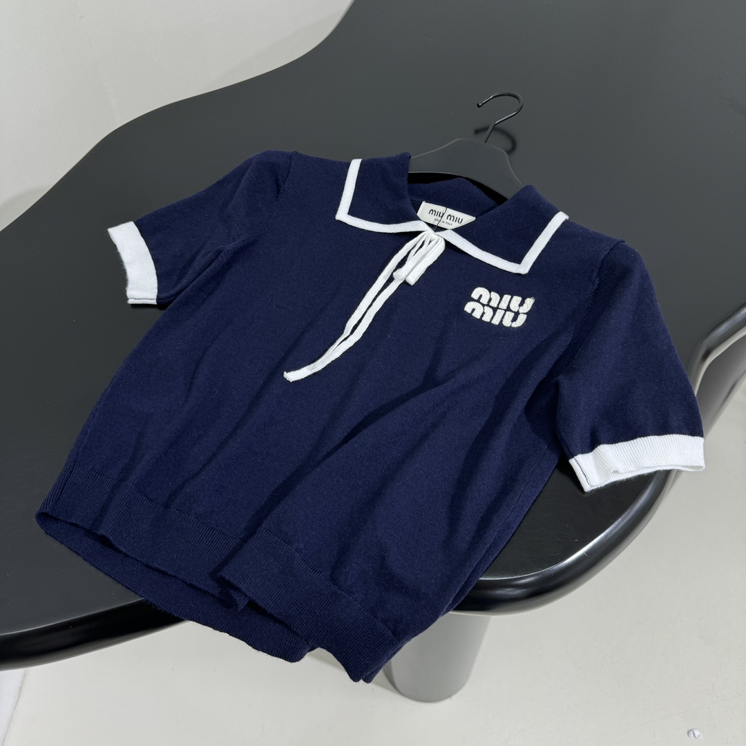 𝑚𝑖𝑢～新品羊毛Polo衫
精仿羊毛面料
饰有撞色品牌标识刺绣徽标
领口点缀白色飘带
撞色领边和袖口
经