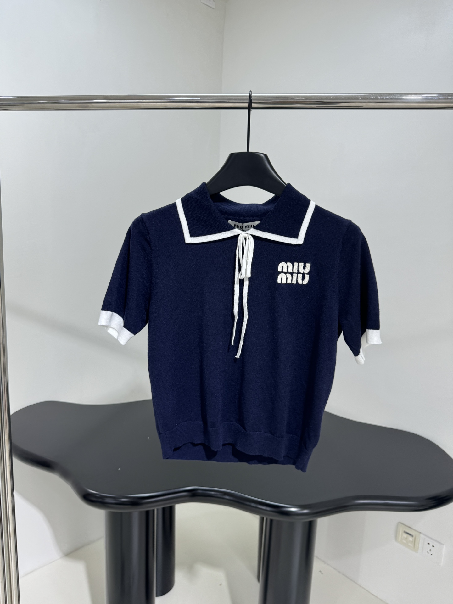 𝑚𝑖𝑢～新品羊毛Polo衫
精仿羊毛面料
饰有撞色品牌标识刺绣徽标
领口点缀白色飘带
撞色领边和袖口
经