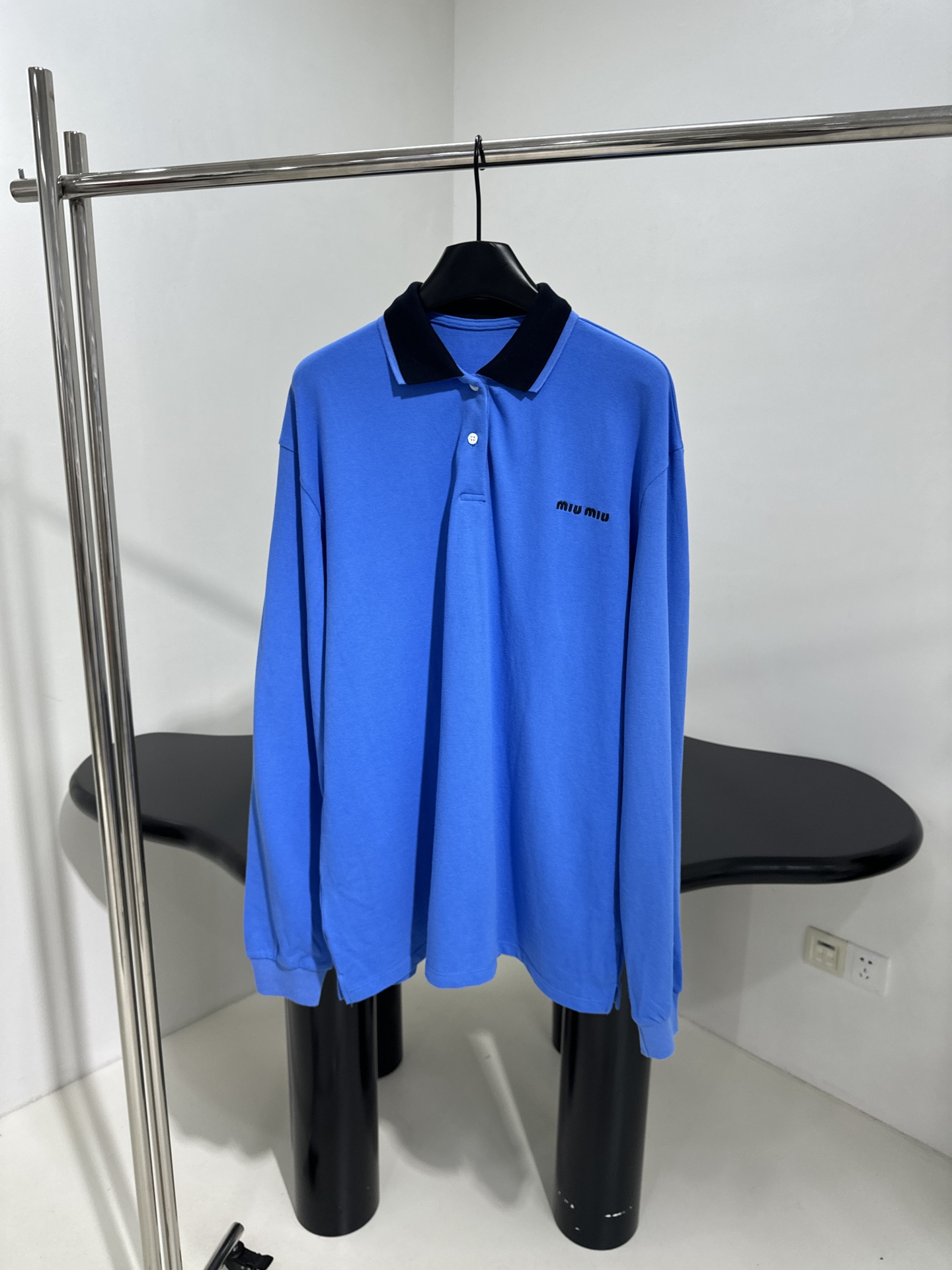 𝑚𝑖𝑢～新品针织珠地棉长袖Polo衫
圆领双色珠地棉版型
胸口饰有撞色品牌标识刺绣徽标
黑色撞色Polo