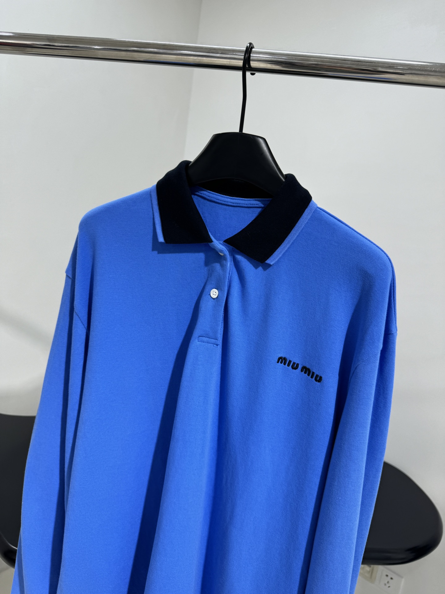 𝑚𝑖𝑢～新品针织珠地棉长袖Polo衫
圆领双色珠地棉版型
胸口饰有撞色品牌标识刺绣徽标
黑色撞色Polo