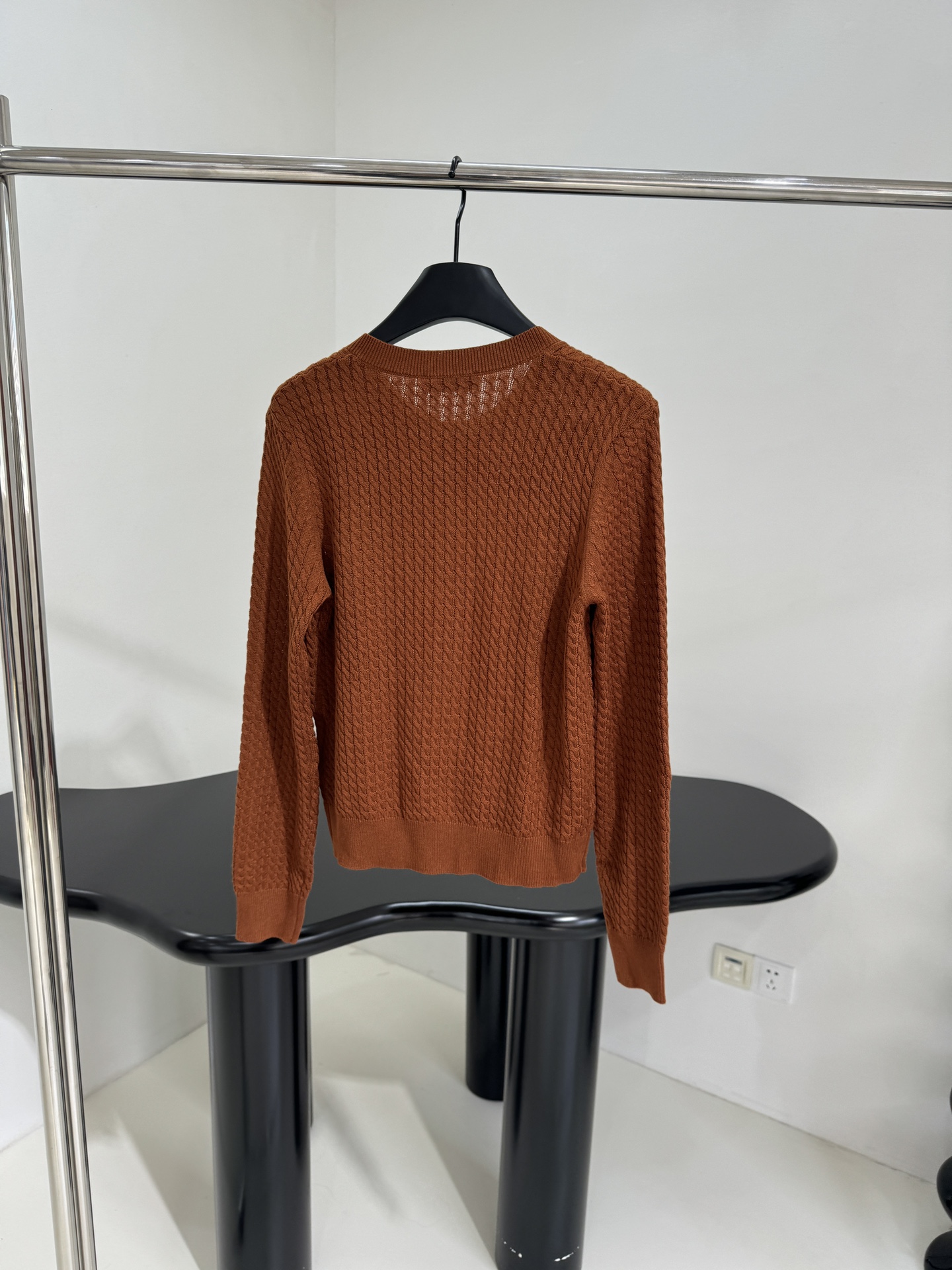 𝑚𝑖𝑢～新品羊毛开衫
柔软羊毛面料制作
品牌标识刺绣徽标
饰麻花编织图案
圆领领口 纽扣开合
修身弹力版