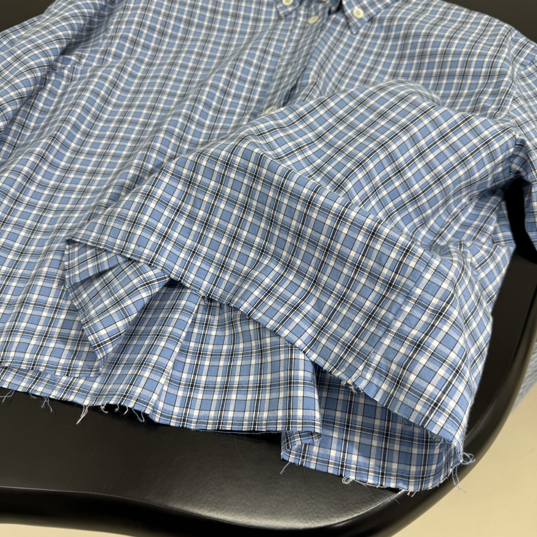𝑚𝑖𝑢～25早春新品格纹衬衫
经典棉质格纹衬衫
饰有品牌标识徽标刺绣
宽松直筒版型
毛边流苏下摆
纽扣开