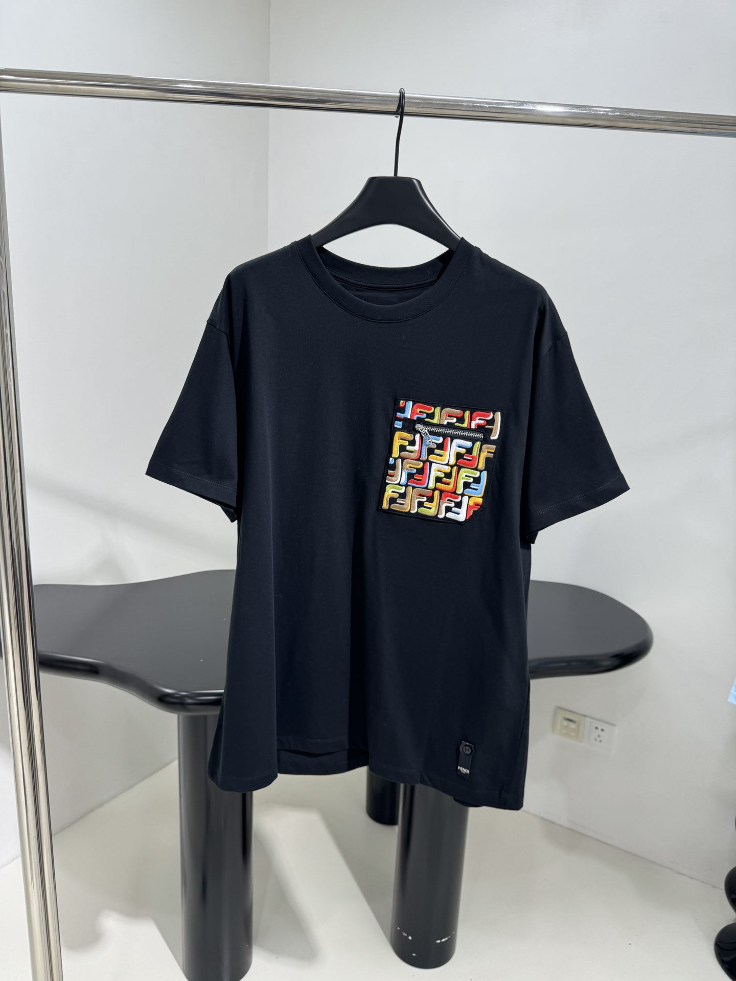 𝐹𝑒𝑛𝑑*25新品棉质T恤
棉质平纹针织面料
饰彩色FF拉链口袋
下摆饰品牌标识纽扣贴饰
罗纹领口和下摆