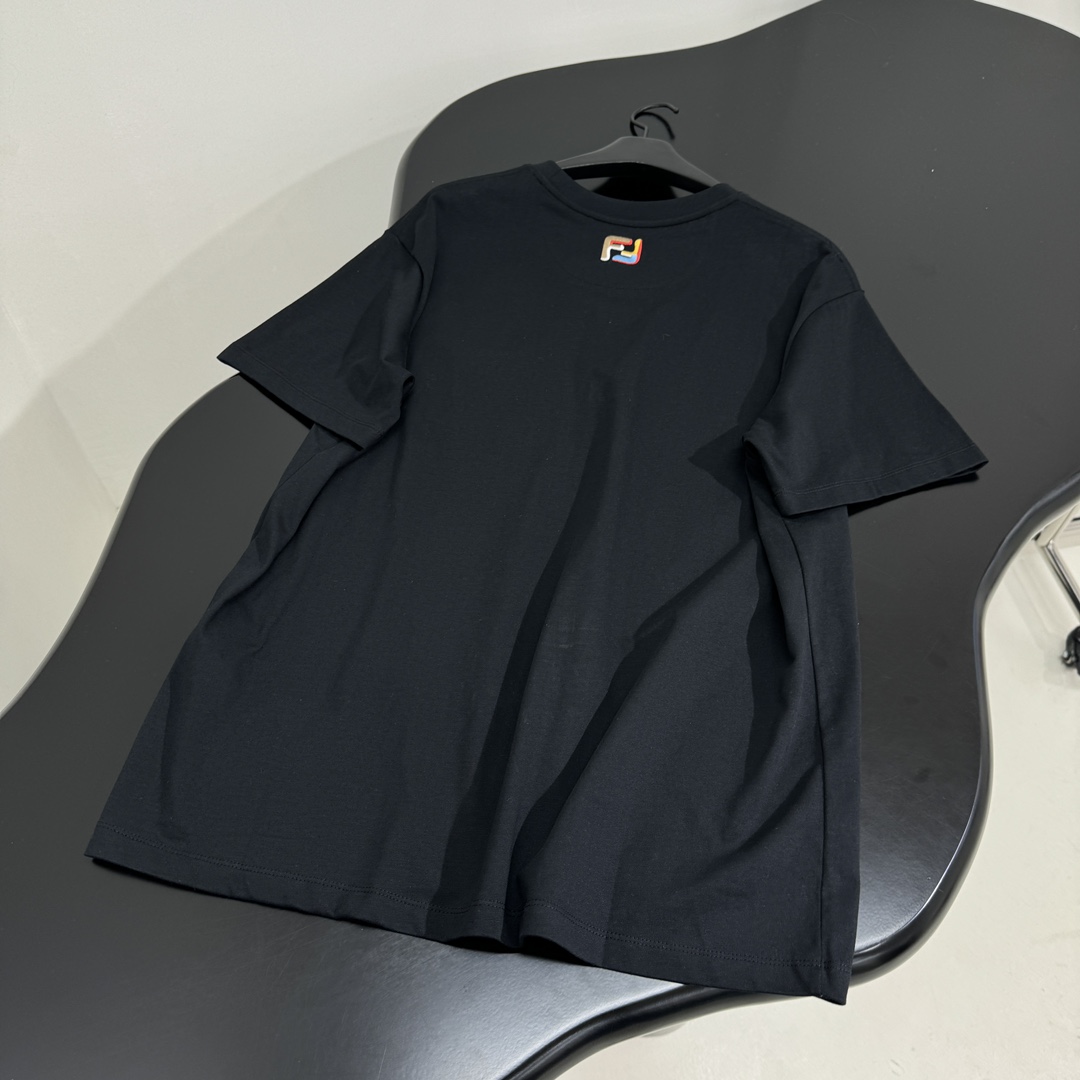 𝐹𝑒𝑛𝑑*25新品棉质T恤
棉质平纹针织面料
饰彩色FF拉链口袋
下摆饰品牌标识纽扣贴饰
罗纹领口和下摆