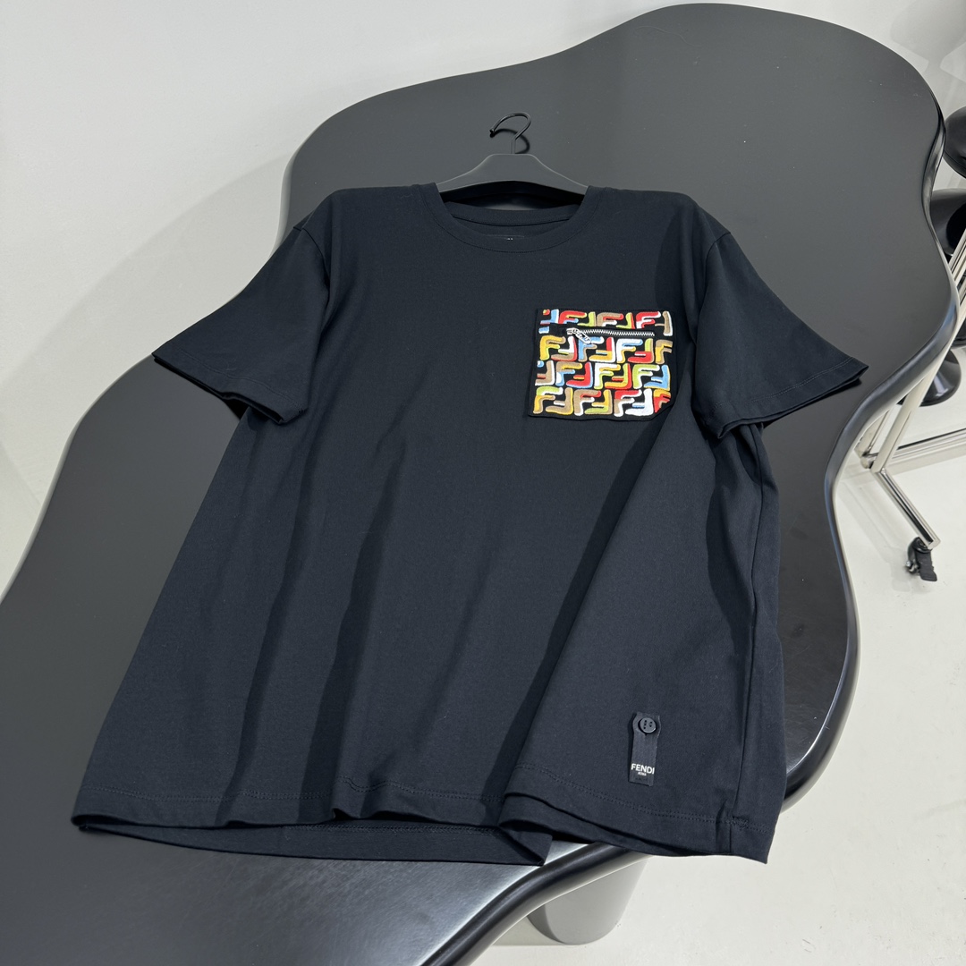 𝐹𝑒𝑛𝑑*25新品棉质T恤
棉质平纹针织面料
饰彩色FF拉链口袋
下摆饰品牌标识纽扣贴饰
罗纹领口和下摆