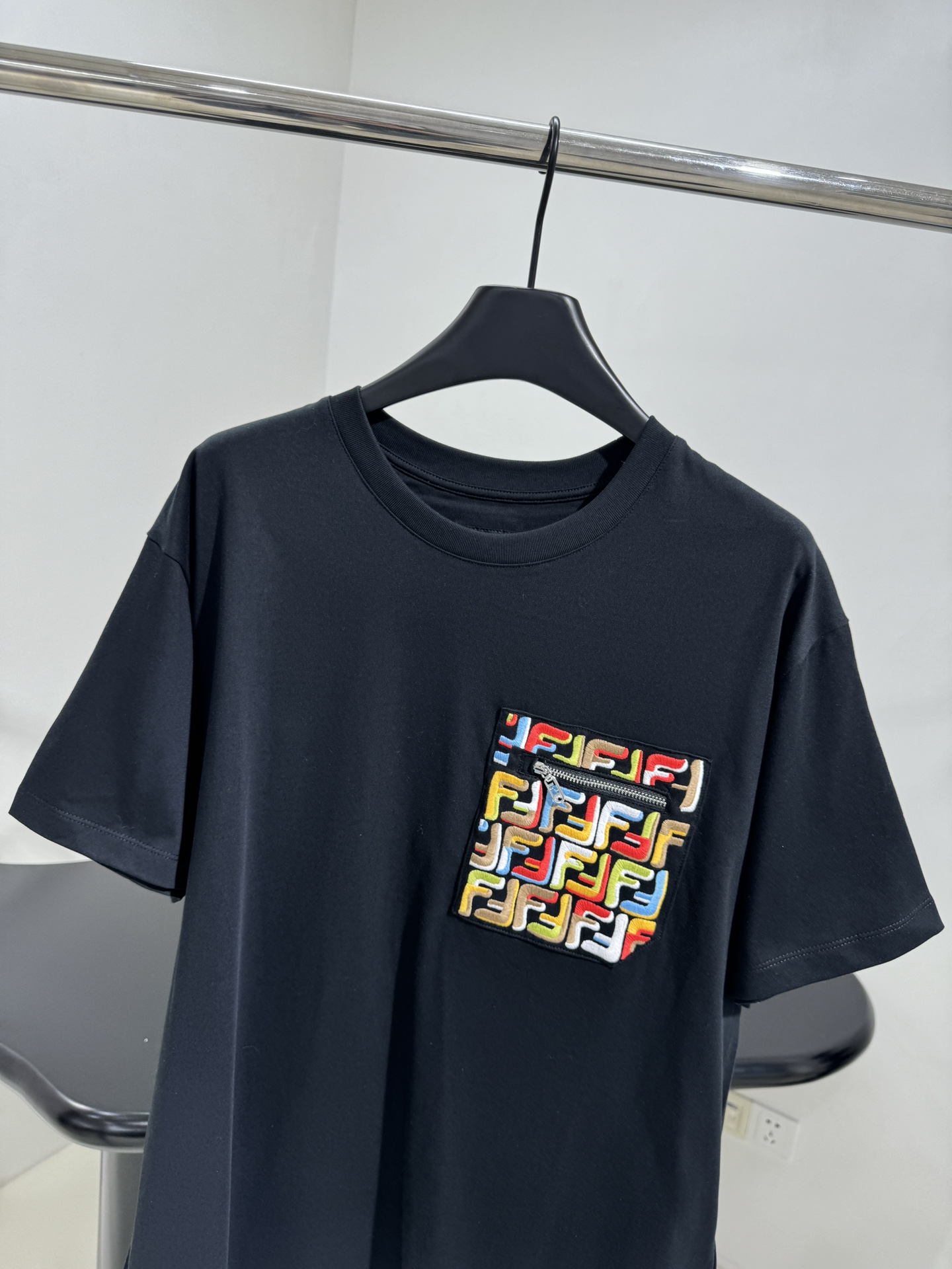 𝐹𝑒𝑛𝑑*25新品棉质T恤
棉质平纹针织面料
饰彩色FF拉链口袋
下摆饰品牌标识纽扣贴饰
罗纹领口和下摆