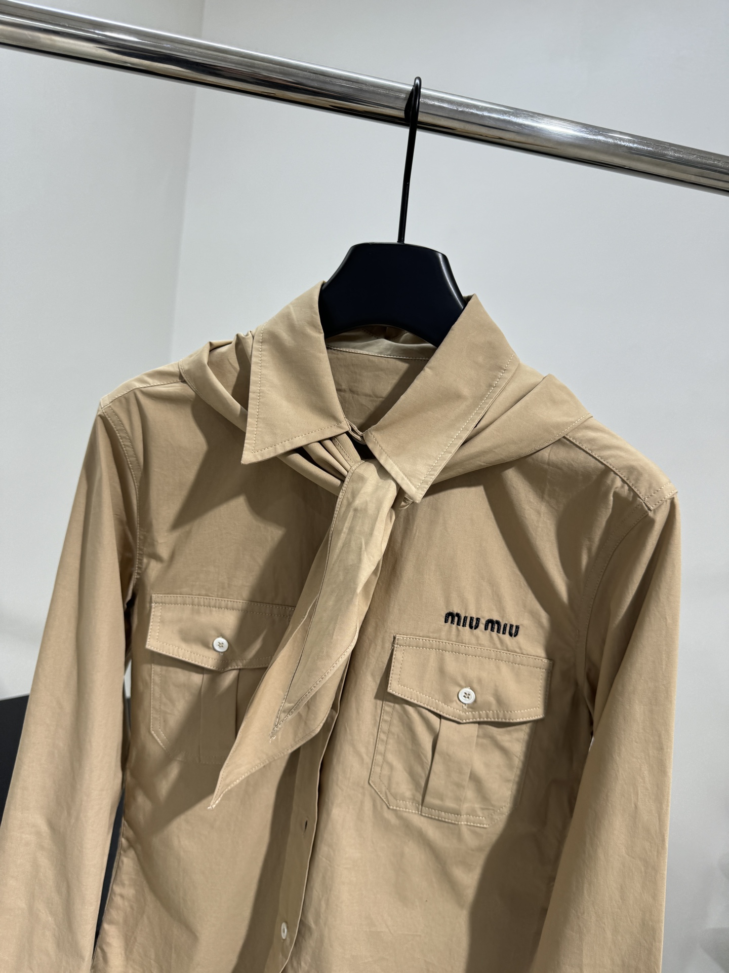 𝑚𝑖𝑢～25早春新品府绸质感衬衫
经典府绸面料衬衫
饰有品牌标识徽标刺绣
搭配可拆卸领巾
圆弧式下摆
纽