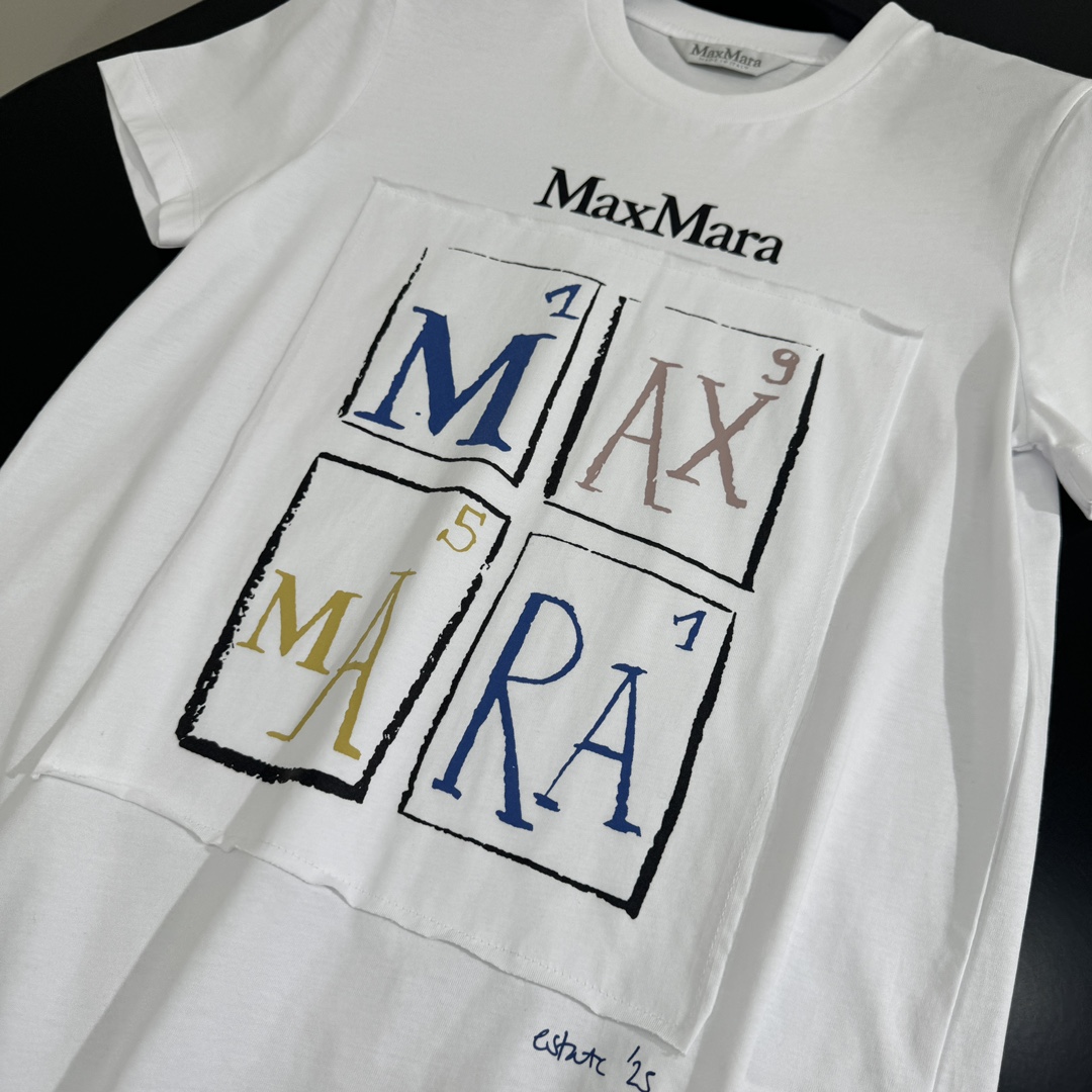 MaxMa**新品棉质印花T恤
采用棉质平纹针织面料
正面饰有贴布品牌标识字母印花图案
罗纹领口和下摆
