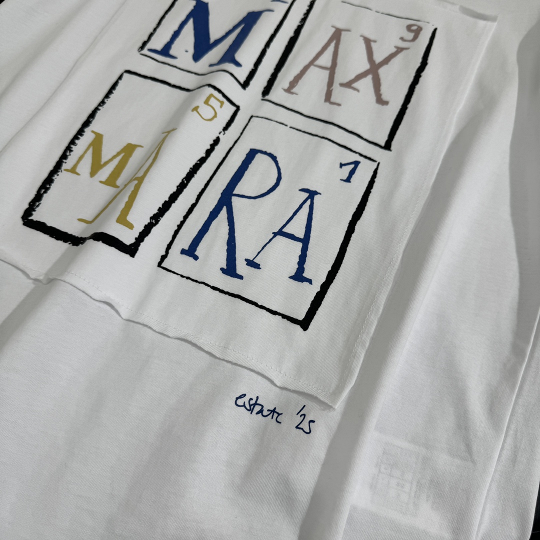 MaxMa**新品棉质印花T恤
采用棉质平纹针织面料
正面饰有贴布品牌标识字母印花图案
罗纹领口和下摆
