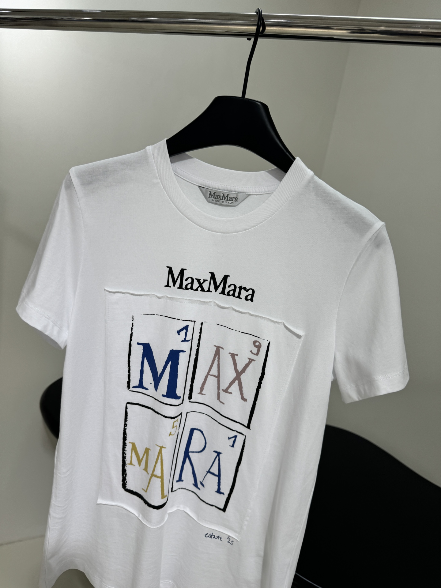 MaxMa**新品棉质印花T恤
采用棉质平纹针织面料
正面饰有贴布品牌标识字母印花图案
罗纹领口和下摆
