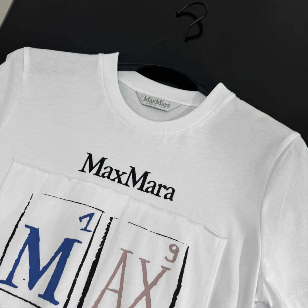 MaxMa**新品棉质印花T恤
采用棉质平纹针织面料
正面饰有贴布品牌标识字母印花图案
罗纹领口和下摆
