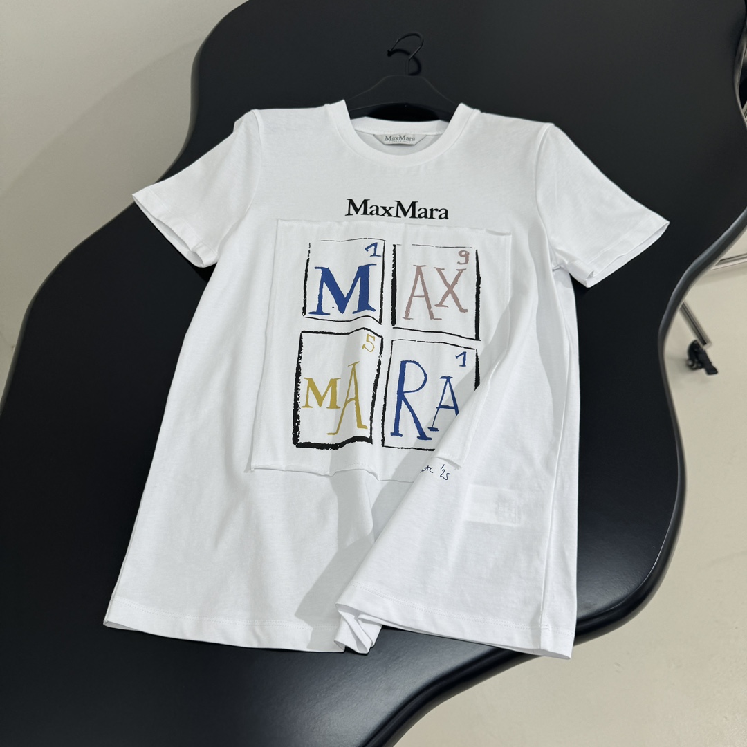 MaxMa**新品棉质印花T恤
采用棉质平纹针织面料
正面饰有贴布品牌标识字母印花图案
罗纹领口和下摆
