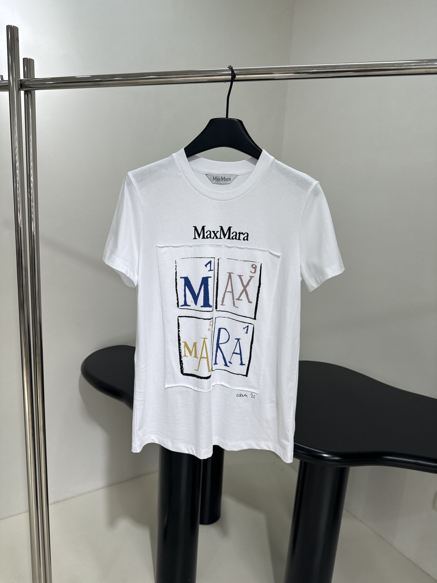 MaxMa**新品棉质印花T恤
采用棉质平纹针织面料
正面饰有贴布品牌标识字母印花图案
罗纹领口和下摆
