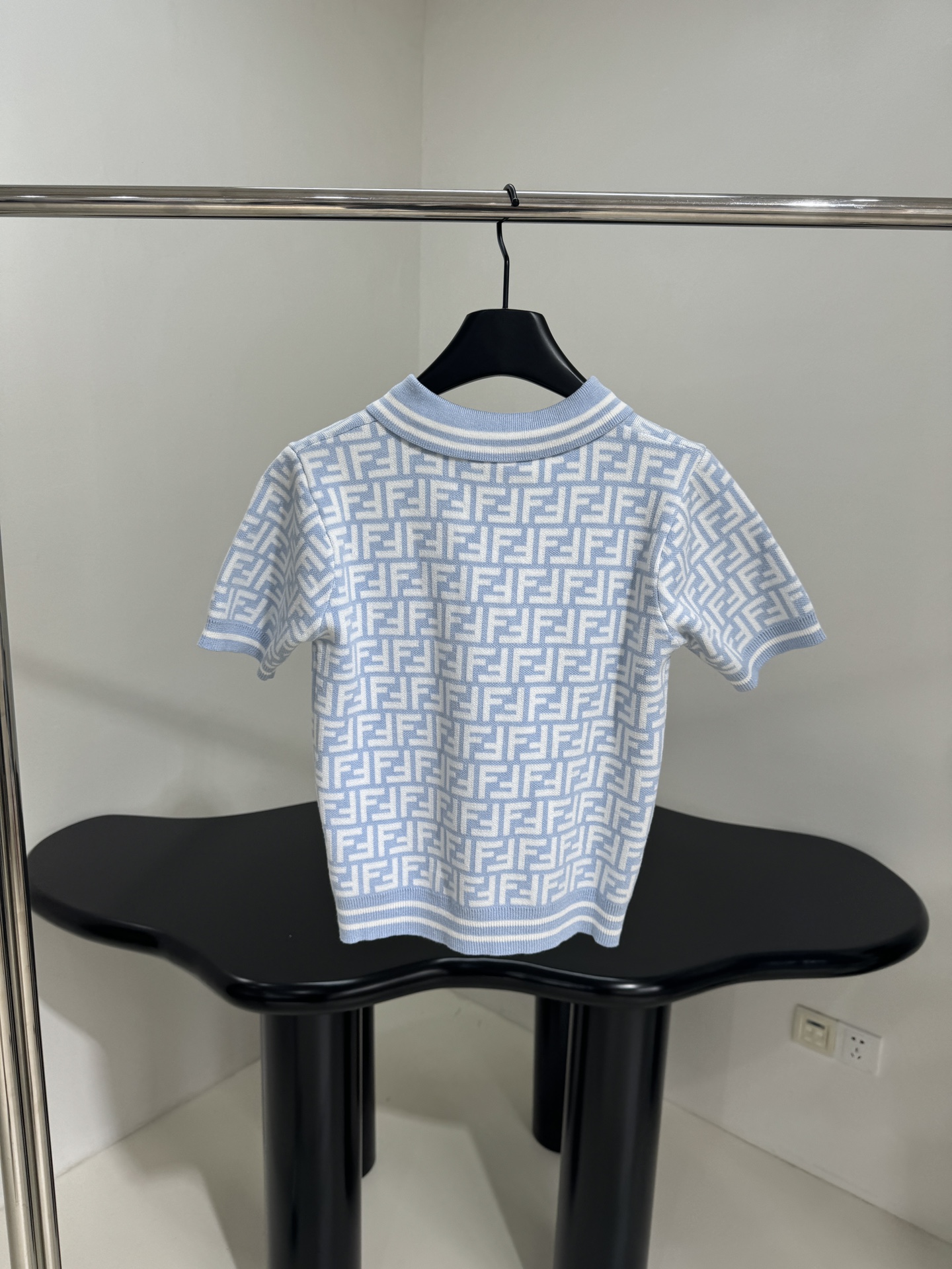 𝐹𝑒𝑛𝑑*25春夏新品羊毛Polo衫
柔软羊毛面料制作
饰有全幅FF刺绣图案
Polo领口 纽扣开合
撞