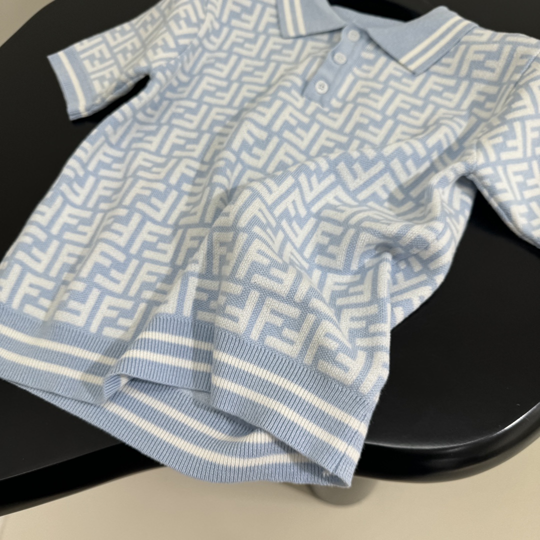 𝐹𝑒𝑛𝑑*25春夏新品羊毛Polo衫
柔软羊毛面料制作
饰有全幅FF刺绣图案
Polo领口 纽扣开合
撞