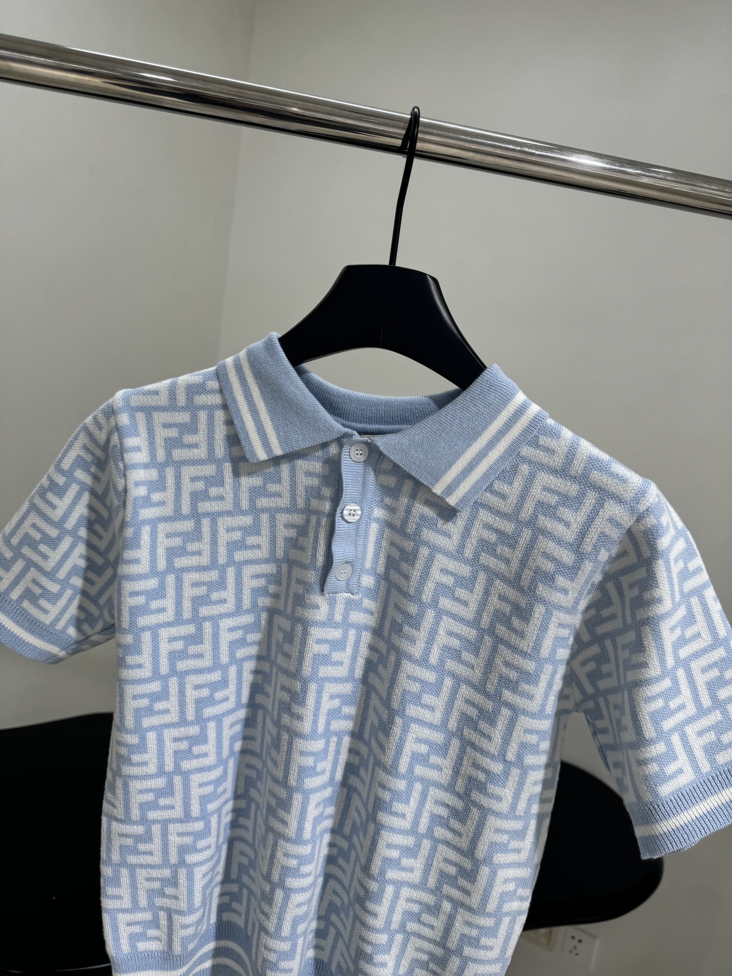𝐹𝑒𝑛𝑑*25春夏新品羊毛Polo衫
柔软羊毛面料制作
饰有全幅FF刺绣图案
Polo领口 纽扣开合
撞
