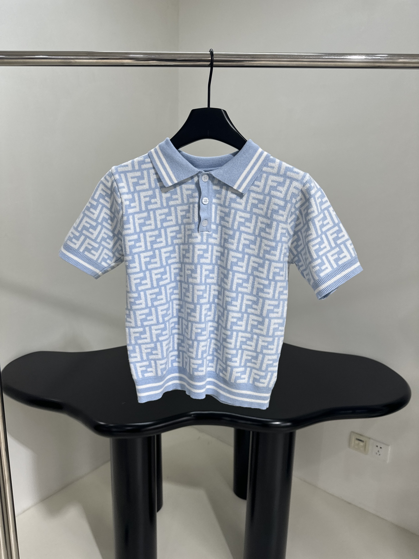 𝐹𝑒𝑛𝑑*25春夏新品羊毛Polo衫
柔软羊毛面料制作
饰有全幅FF刺绣图案
Polo领口 纽扣开合
撞