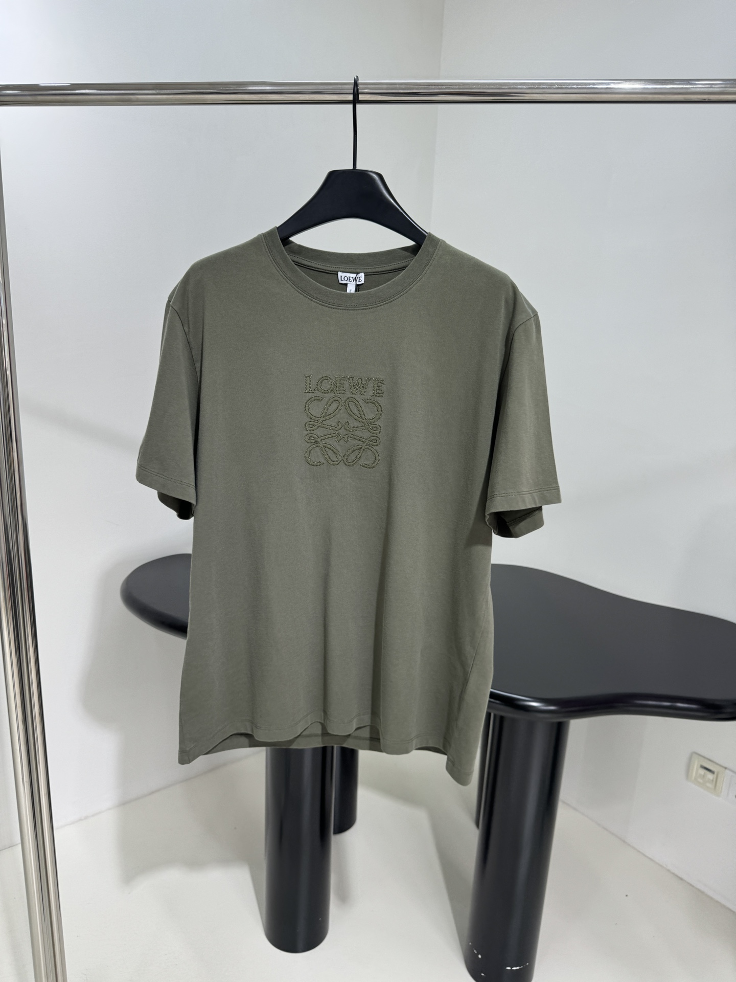 𝐿𝑜𝑒𝑤* 25新品平纹针织 T 恤
采用轻质棉质平纹针织制作
正面饰有品牌英文标识刺绣
罗纹圆领设计
