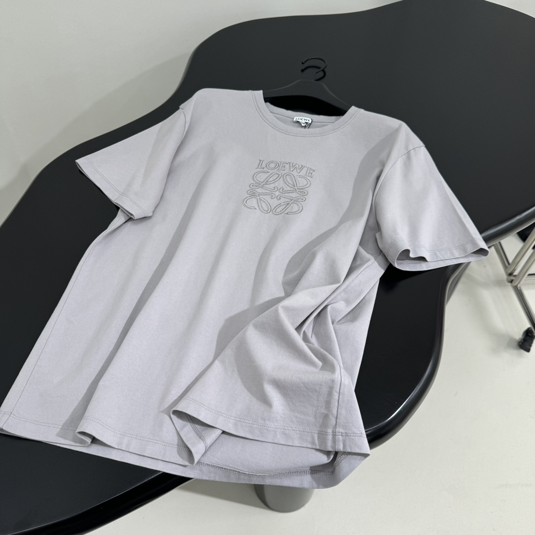 𝐿𝑜𝑒𝑤* 25新品平纹针织 T 恤
采用轻质棉质平纹针织制作
正面饰有品牌英文标识刺绣
罗纹圆领设计

