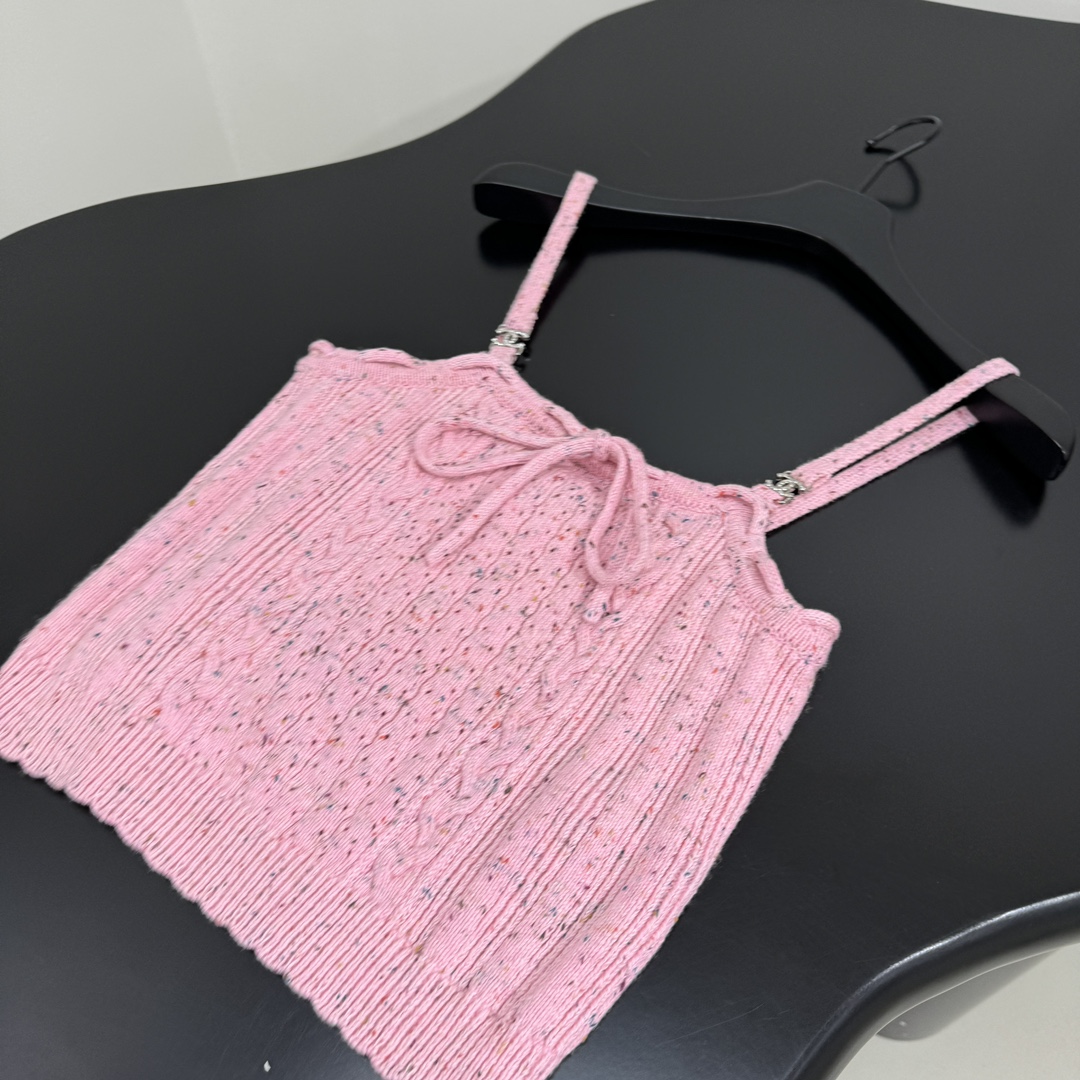 小香早春新品羊毛吊带背心
定织定染面料
编织麻花条纹肌理
同色系蝴蝶结绑带
波纹弹力下摆
千金风❕
𝙘𝙤