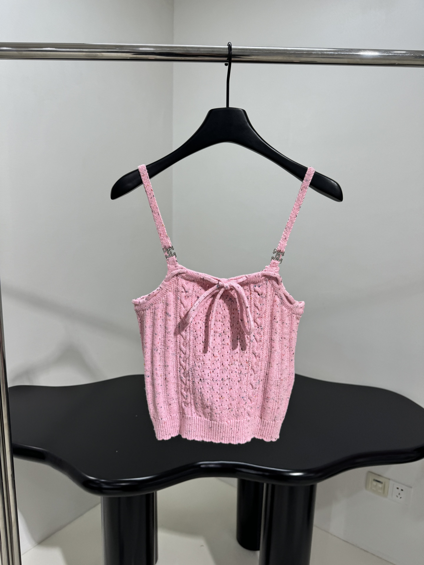 小香早春新品羊毛吊带背心
定织定染面料
编织麻花条纹肌理
同色系蝴蝶结绑带
波纹弹力下摆
千金风❕
𝙘𝙤