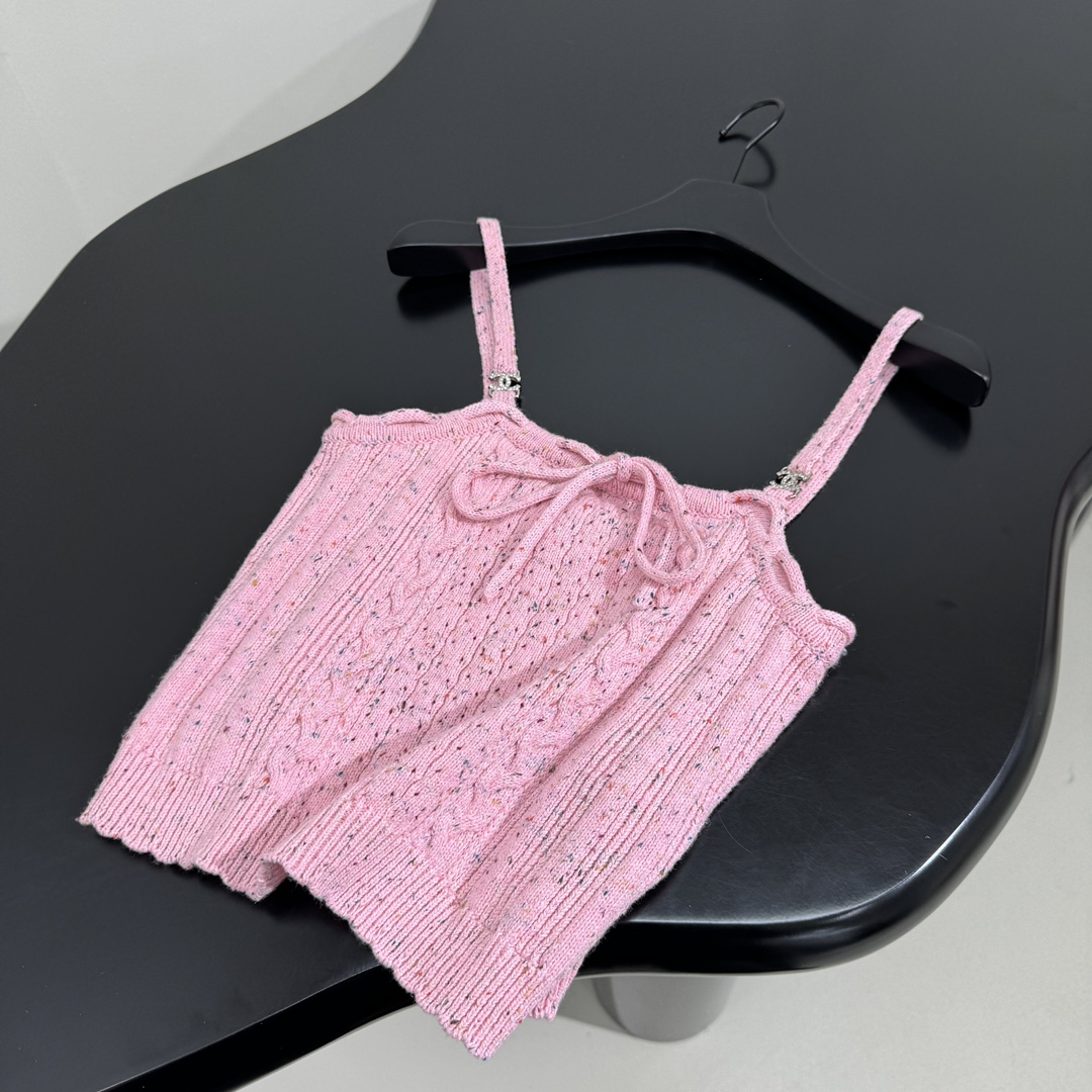 小香早春新品羊毛吊带背心
定织定染面料
编织麻花条纹肌理
同色系蝴蝶结绑带
波纹弹力下摆
千金风❕
𝙘𝙤