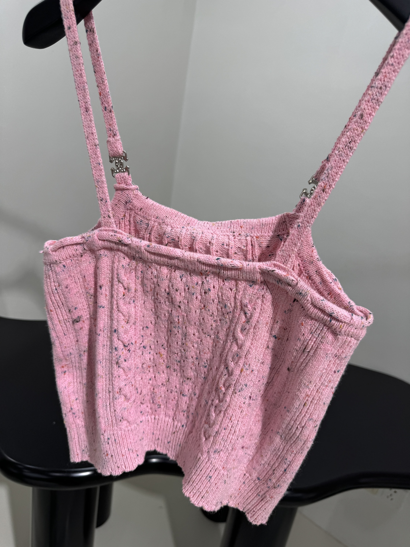 小香早春新品羊毛吊带背心
定织定染面料
编织麻花条纹肌理
同色系蝴蝶结绑带
波纹弹力下摆
千金风❕
𝙘𝙤