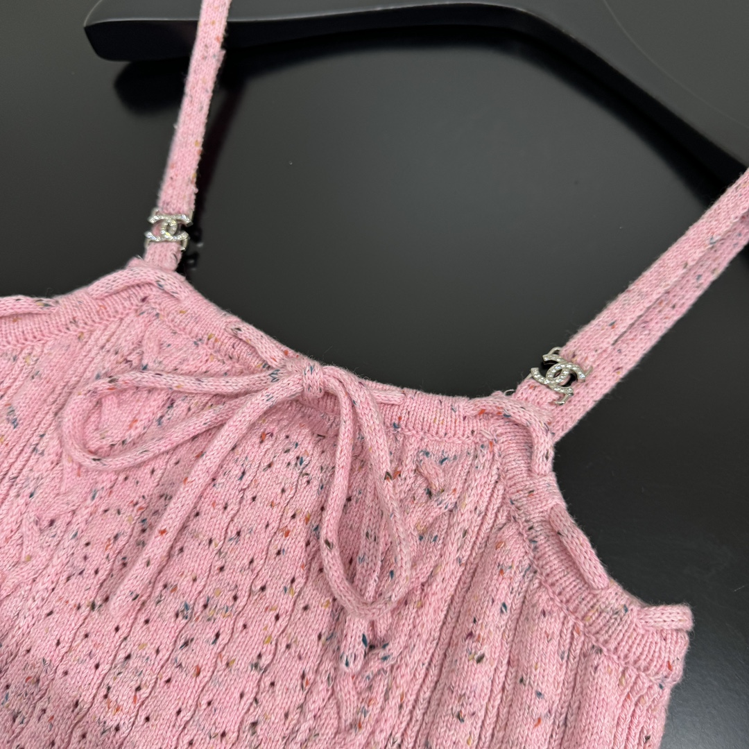 小香早春新品羊毛吊带背心
定织定染面料
编织麻花条纹肌理
同色系蝴蝶结绑带
波纹弹力下摆
千金风❕
𝙘𝙤