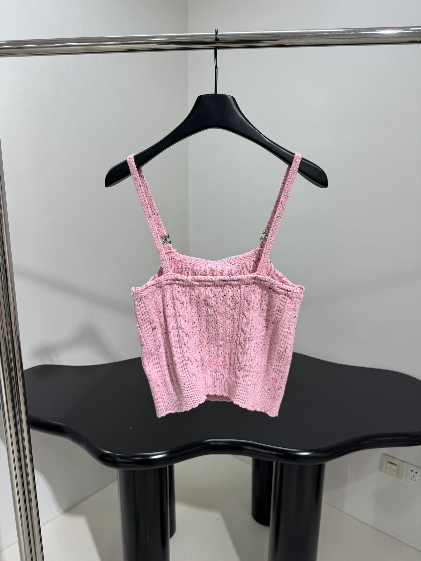 小香早春新品羊毛吊带背心
定织定染面料
编织麻花条纹肌理
同色系蝴蝶结绑带
波纹弹力下摆
千金风❕
𝙘𝙤