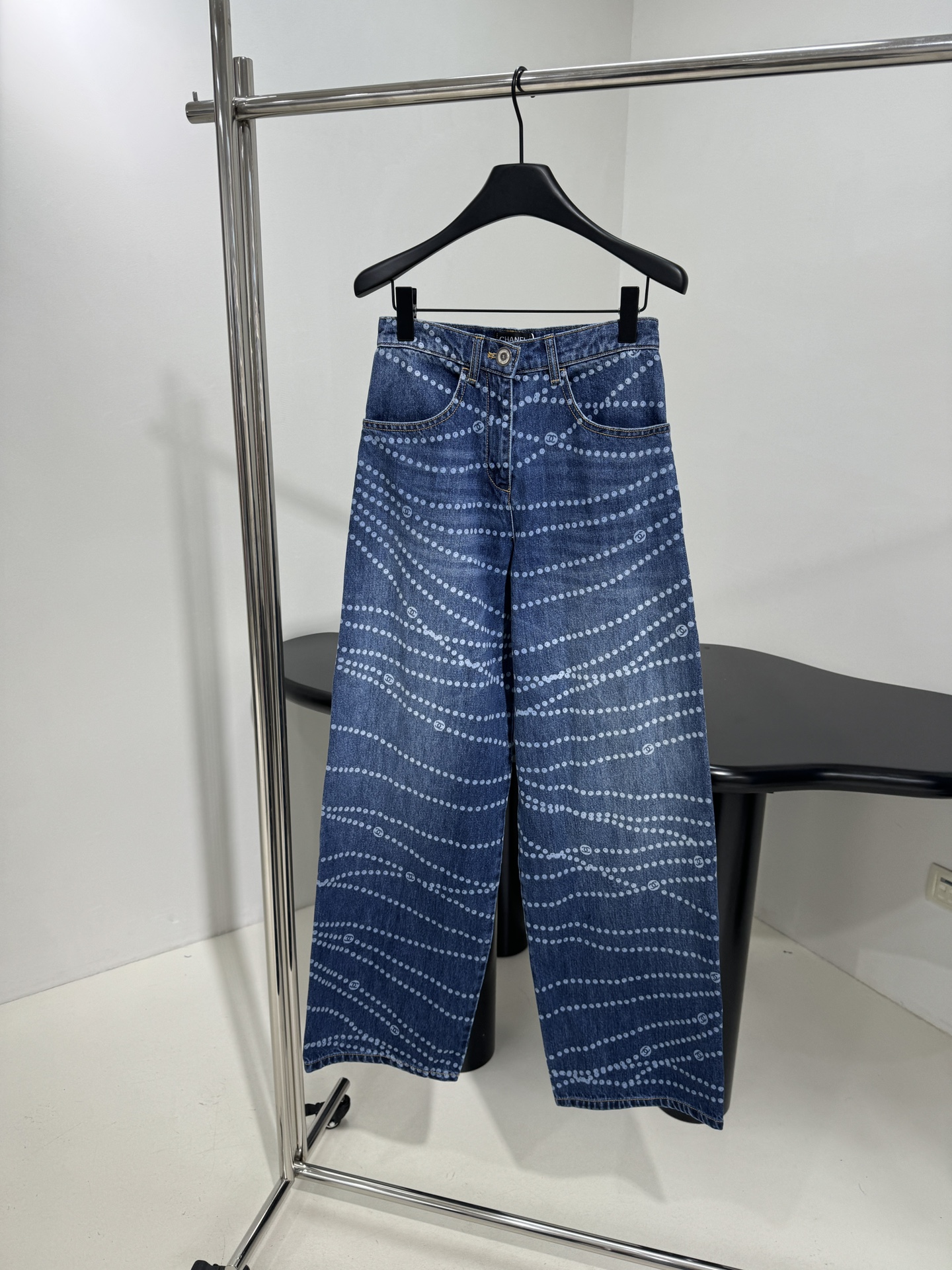 小香25早春新品阔腿丹宁牛仔裤
激光链条标识 复古洗水工艺
拖地长款 直筒 慵懒有度

𝙘𝙤𝙡𝙤𝙧：白蓝