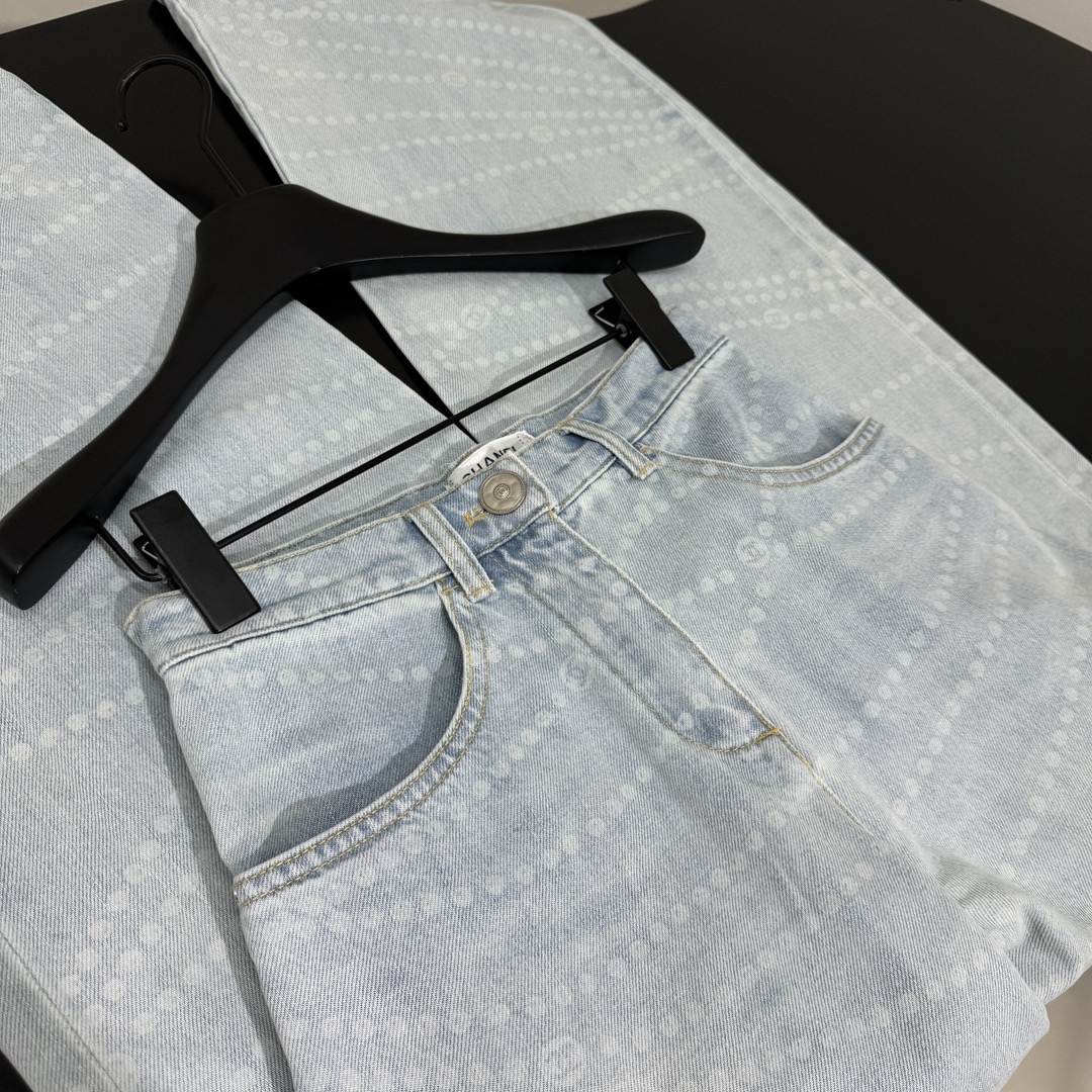 小香25早春新品阔腿丹宁牛仔裤
激光链条标识 复古洗水工艺
拖地长款 直筒 慵懒有度

𝙘𝙤𝙡𝙤𝙧：白蓝