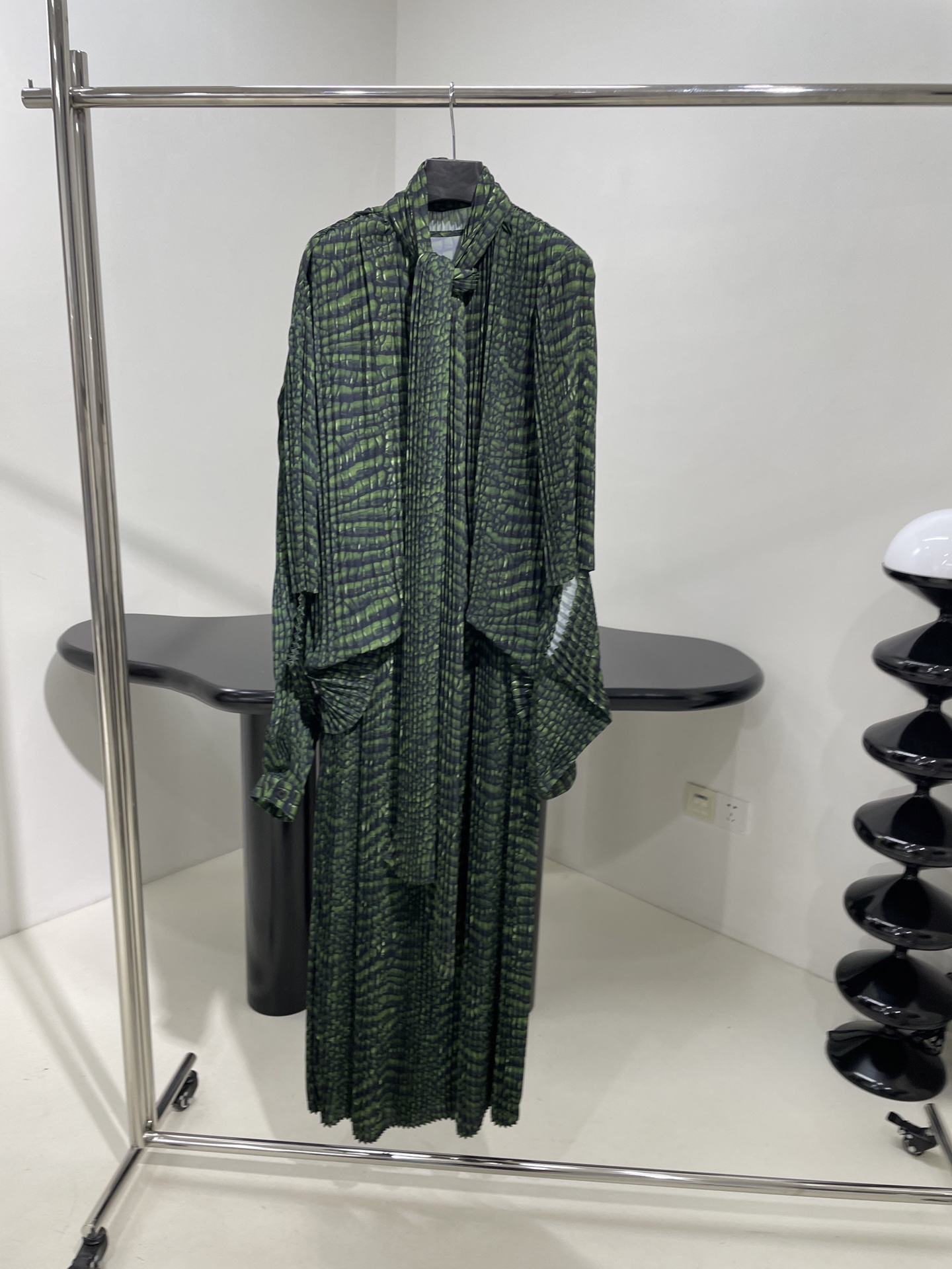 𝐵𝑎𝑙𝑒𝑛𝑐𝑖𝑎𝑔*新品🐊Cocoon绿色AI Croc桑蚕丝缎面百褶连衣裙
Cocoon绿色AI Cr