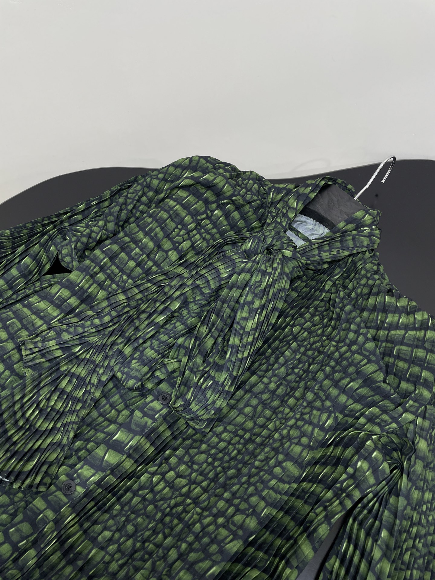 𝐵𝑎𝑙𝑒𝑛𝑐𝑖𝑎𝑔*新品🐊Cocoon绿色AI Croc桑蚕丝缎面百褶连衣裙
Cocoon绿色AI Cr
