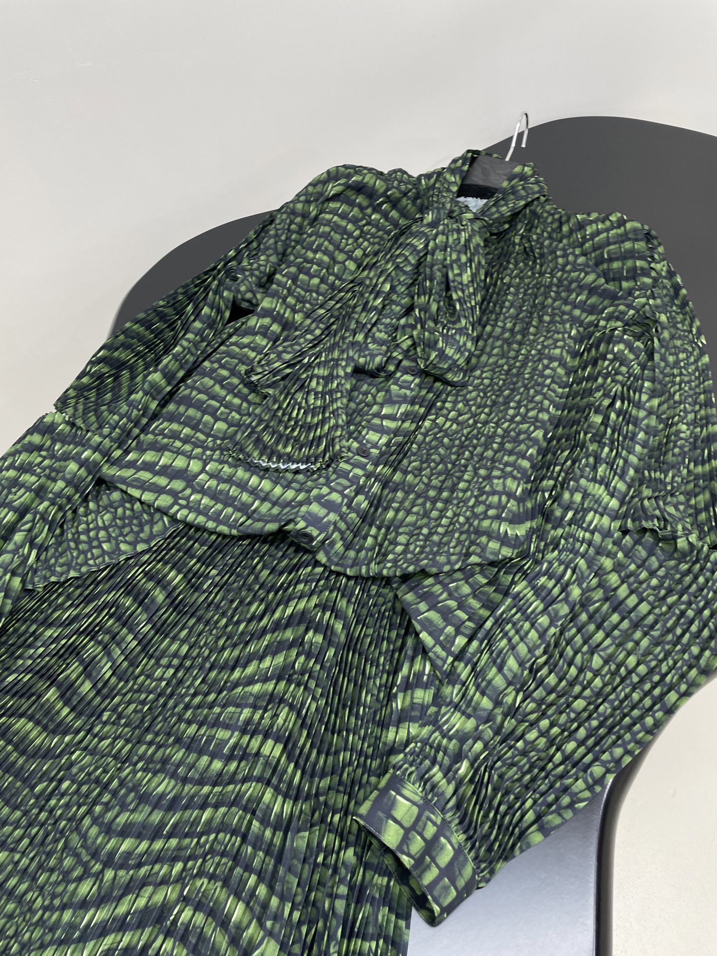 𝐵𝑎𝑙𝑒𝑛𝑐𝑖𝑎𝑔*新品🐊Cocoon绿色AI Croc桑蚕丝缎面百褶连衣裙
Cocoon绿色AI Cr