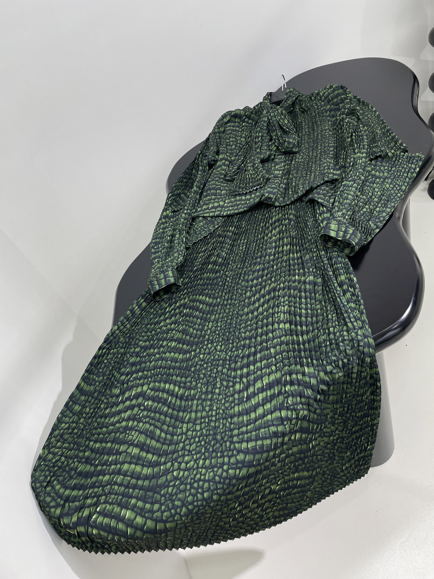 𝐵𝑎𝑙𝑒𝑛𝑐𝑖𝑎𝑔*新品🐊Cocoon绿色AI Croc桑蚕丝缎面百褶连衣裙
Cocoon绿色AI Cr