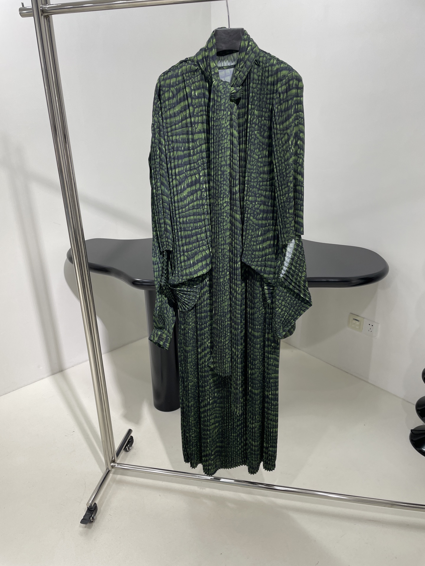 𝐵𝑎𝑙𝑒𝑛𝑐𝑖𝑎𝑔*新品🐊Cocoon绿色AI Croc桑蚕丝缎面百褶连衣裙
Cocoon绿色AI Cr