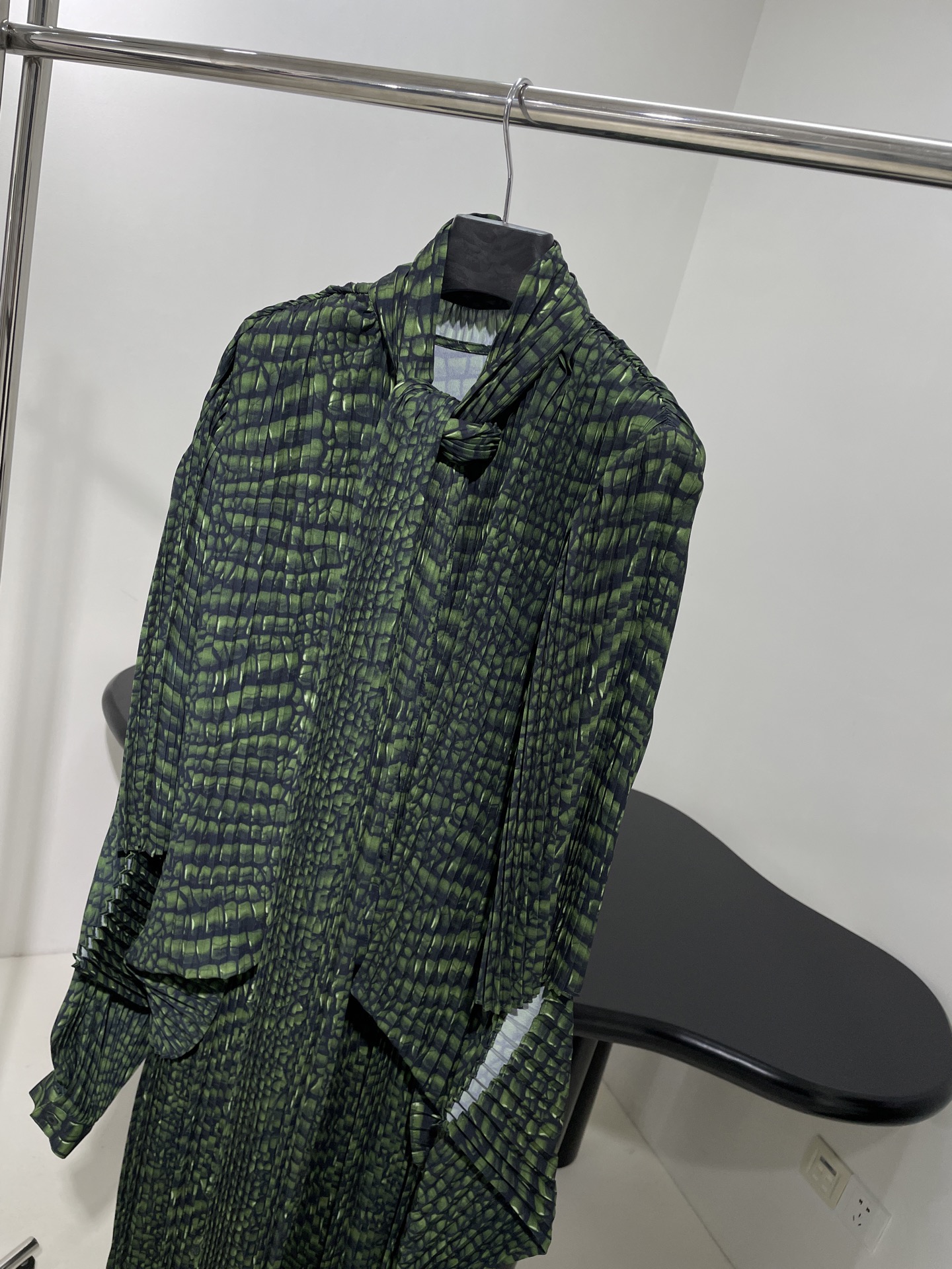𝐵𝑎𝑙𝑒𝑛𝑐𝑖𝑎𝑔*新品🐊Cocoon绿色AI Croc桑蚕丝缎面百褶连衣裙
Cocoon绿色AI Cr