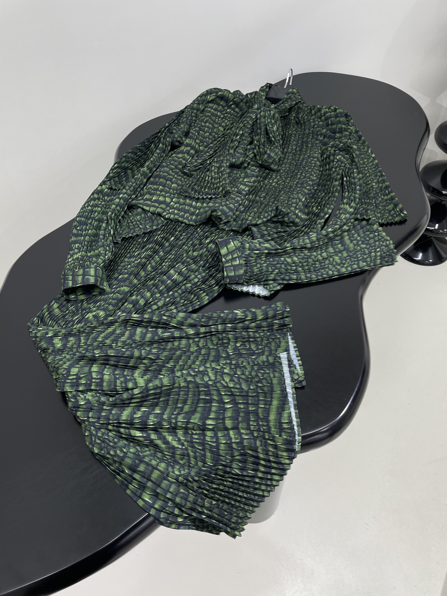 𝐵𝑎𝑙𝑒𝑛𝑐𝑖𝑎𝑔*新品🐊Cocoon绿色AI Croc桑蚕丝缎面百褶连衣裙
Cocoon绿色AI Cr