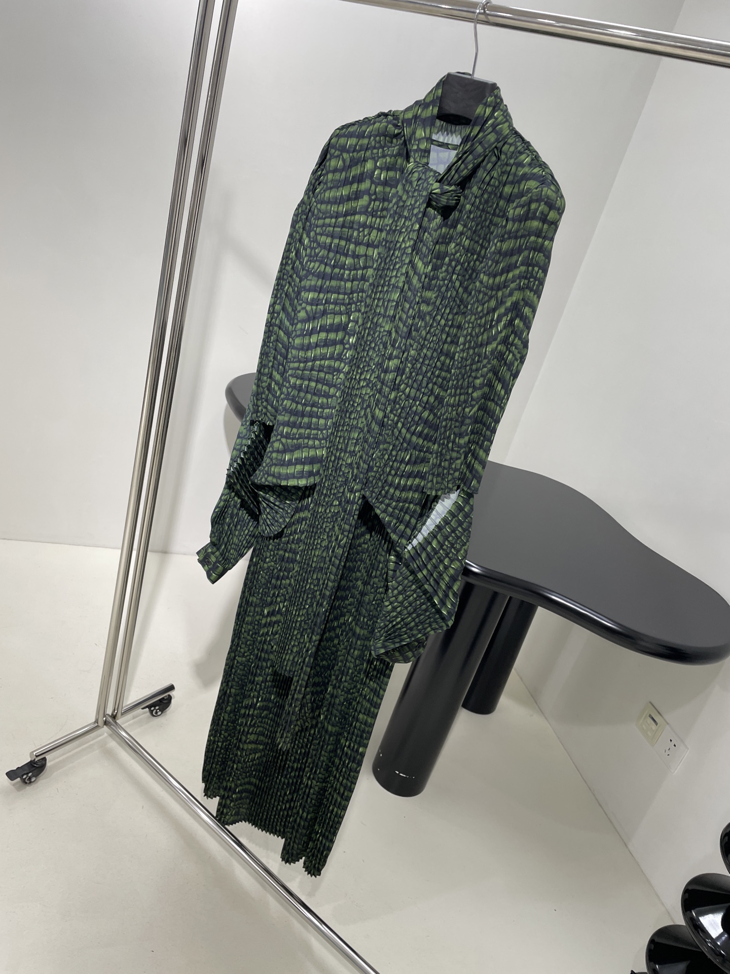 𝐵𝑎𝑙𝑒𝑛𝑐𝑖𝑎𝑔*新品🐊Cocoon绿色AI Croc桑蚕丝缎面百褶连衣裙
Cocoon绿色AI Cr