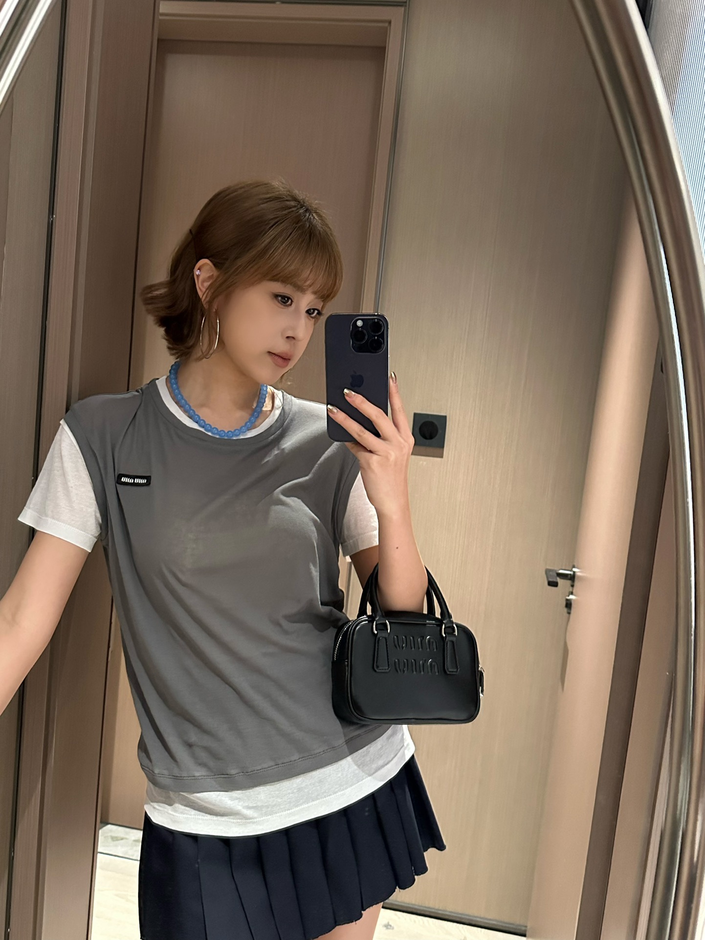 NO:318015,Batch Miumi* 25Ss Spring and Summer New Style Micro-label Fake Two-piece Round Neck Short-sleeved T-shirt | Exclusive yb development!  High-end production!  Soft and comfortable knitted fabric presents simple lines, embellishing logo patches, highlighting classic style and unique personality. Two-piece contrasting trim. Classic items that are single-layered. S/M/L, miumiu, T-shirt,tees, t-shirt,alexander wang19860909批 Miumi* 25Ss春夏新款 微标假两件圆领短袖T恤丨独家yb开发！高版出品！柔软舒适的针织面料呈现简约线条,点缀徽标贴饰,彰显经典风范与独特个性 假两件撞色饰边 单穿叠穿的经典单品 现货发售S/M/L,,miumiu,T-shirt,tees，t-shirt,alexander wang,Women's clothing