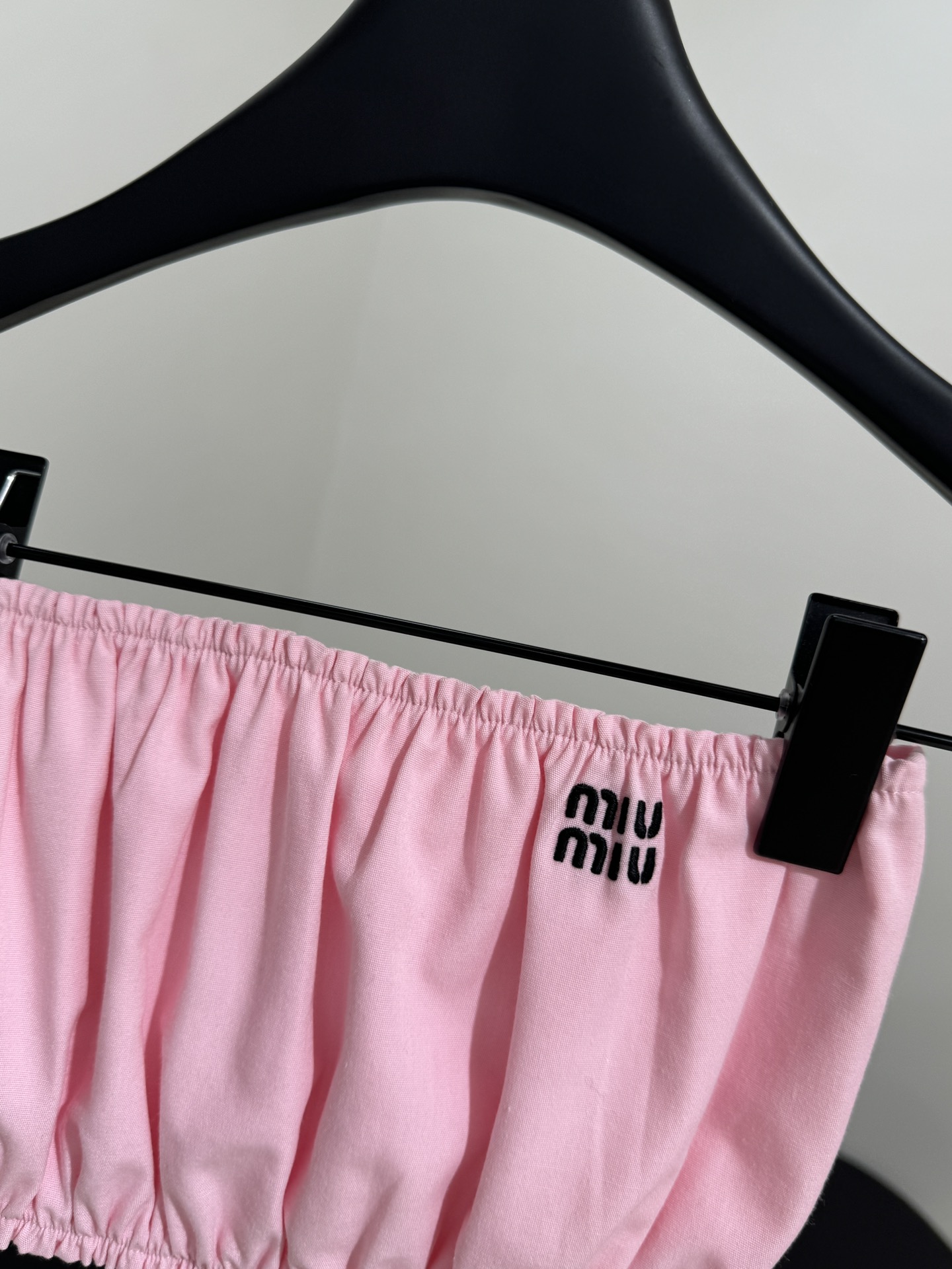 Stylish Loose Cherry Pollen Silk Dress with Brand Embroidery – Sakura House Collection. - 图片 2