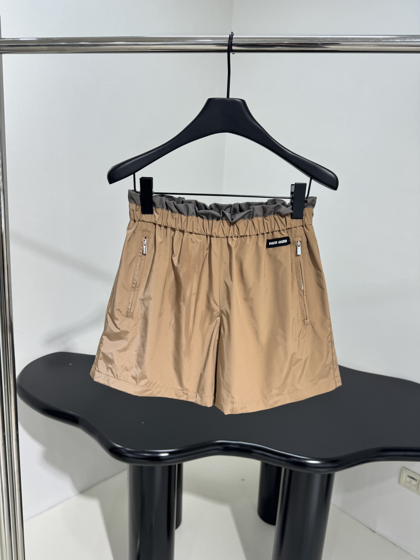 NO:332259,~New poplin textured shorts with brand logo embroidered logo Contrast elastic wavy waist Gray mesh lining Stunning and novel styling Recommended Khaki L,, shorts, alexander wang19860909～新品府绸质感短裤 饰有品牌标识刺绣徽标 撞色弹力波浪形腰围 灰色网状衬里 醒目新颖造型 推荐入手 卡其色  L,,shorts,alexander wang,Women's clothing