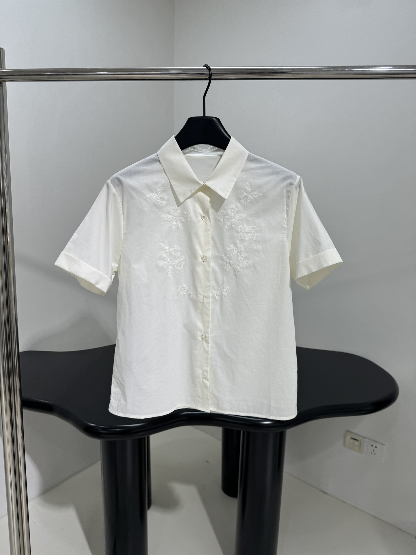 NO:332247,~25 new cotton-woven jacquard tops Cotton fabric contains mulberry silk Decorative brand logo and floral pattern jacquard embroidery Lapel neckline Button closure Curled cuff design Suitable for spring and summer wear One set of recommendations Off-white L,,alexander wang19860909～25新品棉丝混纺提花上衣 棉质面料含有桑蚕丝 饰品牌标识和花卉图案提花刺绣 翻领领口 纽扣开合 卷边袖口设计 适合春夏穿着 一套推荐 米白色  L,,alexander wang,Women's clothing