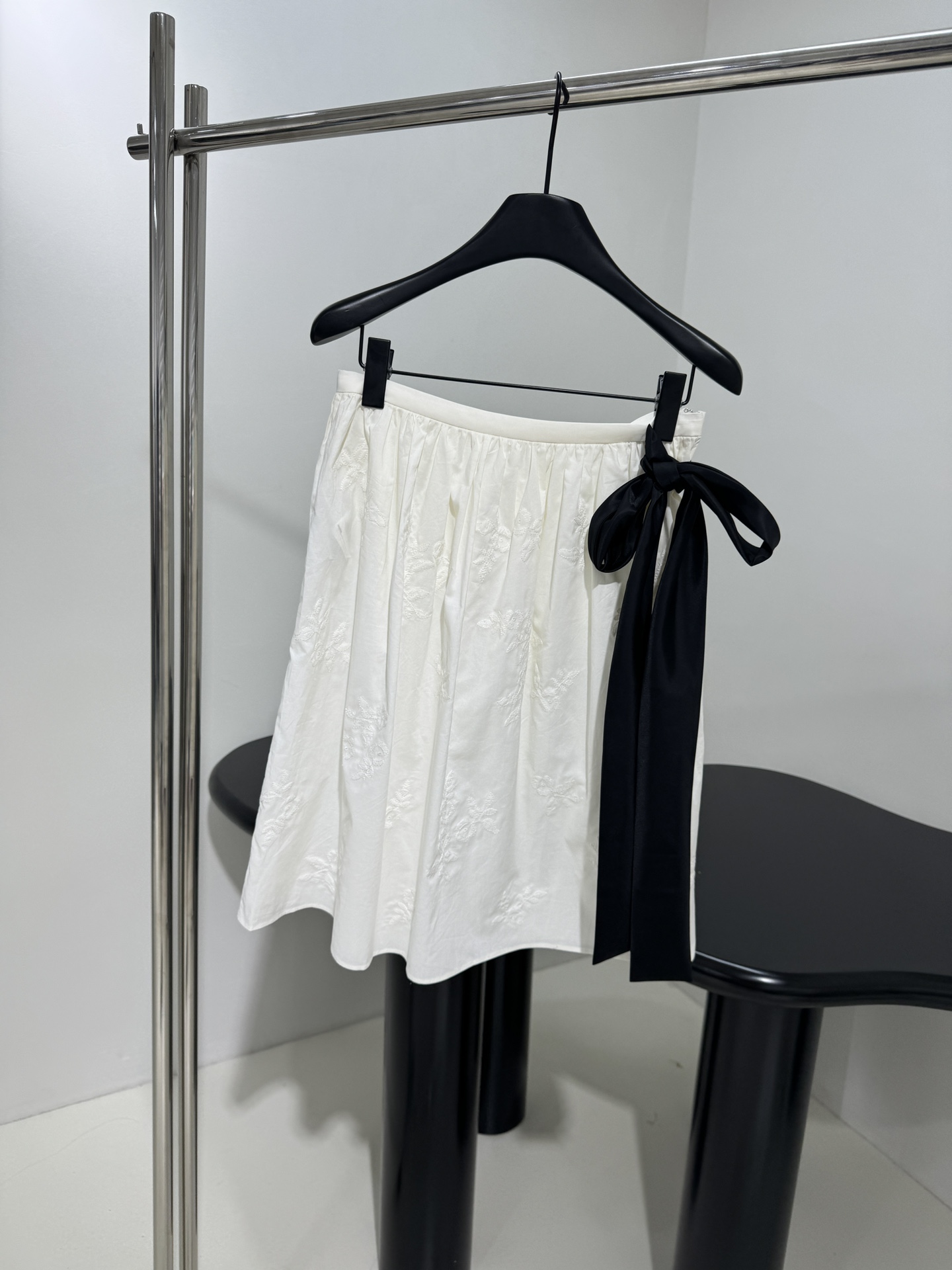 NO:332250,~25 new cotton-woven jacquard skirt. Cotton fabric contains mulberry silk decoration brand logo and floral pattern jacquard embroidery contrasting black lace (can be made of bow shape) elastic elastic waist versatile spring and summer versatile items. Recommended set of off-white L, skirts, alexander wang19860909～25新品棉丝混纺提花半裙 棉质面料含有桑蚕丝 饰品牌标识和花卉图案提花刺绣 撞色黑色系带（可做蝴蝶结造型） 松紧弹力腰围 春夏百搭单品 一套推荐 米白色  L,,skirts,alexander wang,Women's clothing