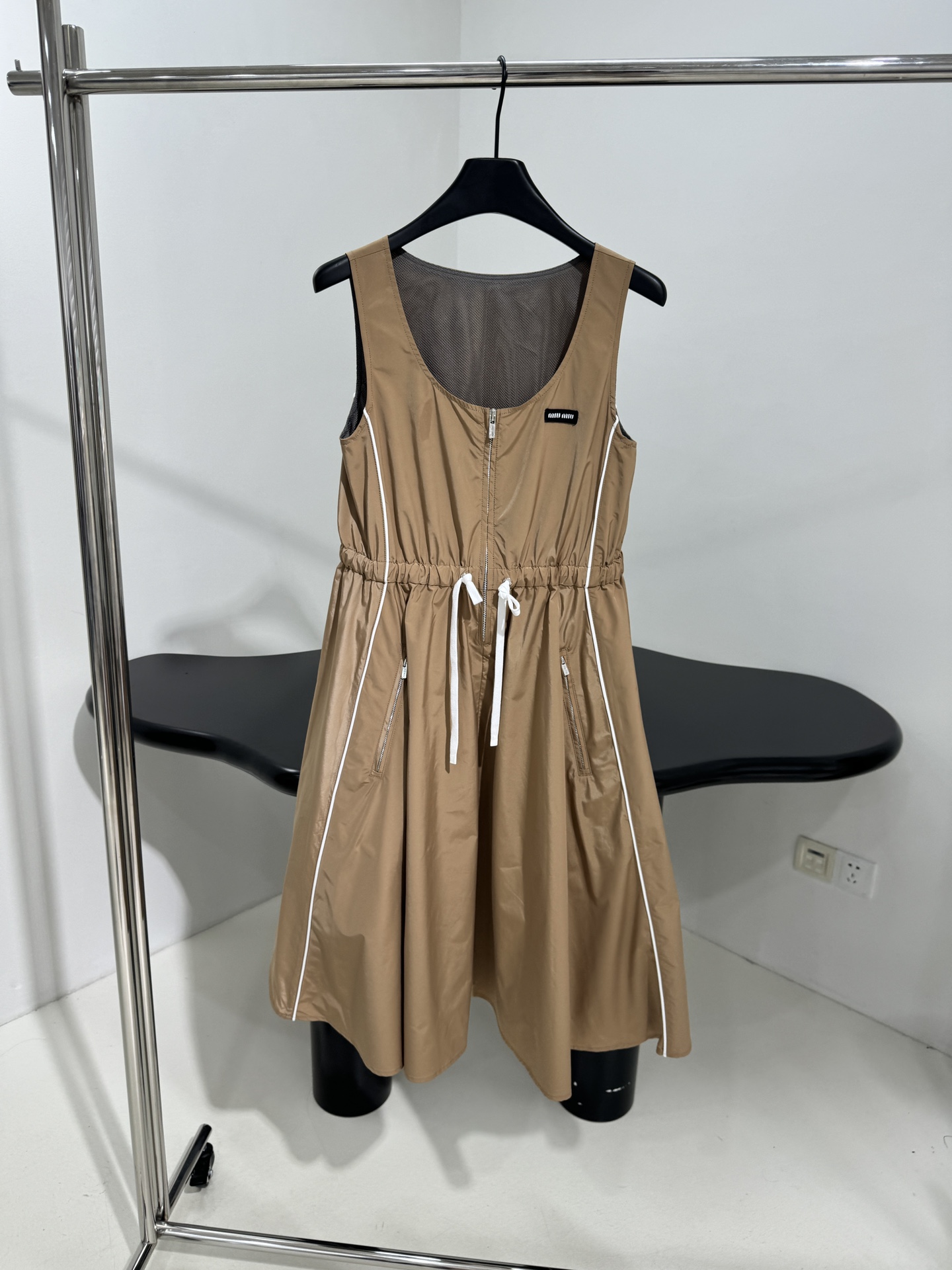 NO:332256,~New poplin textured vest dress with brand logo embroidered logo drawstring elastic waistline grey mesh lining silhouette horn hem zipper closure Recommended Khaki, skirts, alexander wang19860909～新品府绸质感背心连衣裙 饰有品牌标识刺绣徽标 抽绳弹力腰围 灰色网状衬里 廓形喇叭下摆 拉链开合 推荐入手 卡其色,,skirts,alexander wang,Women's clothing