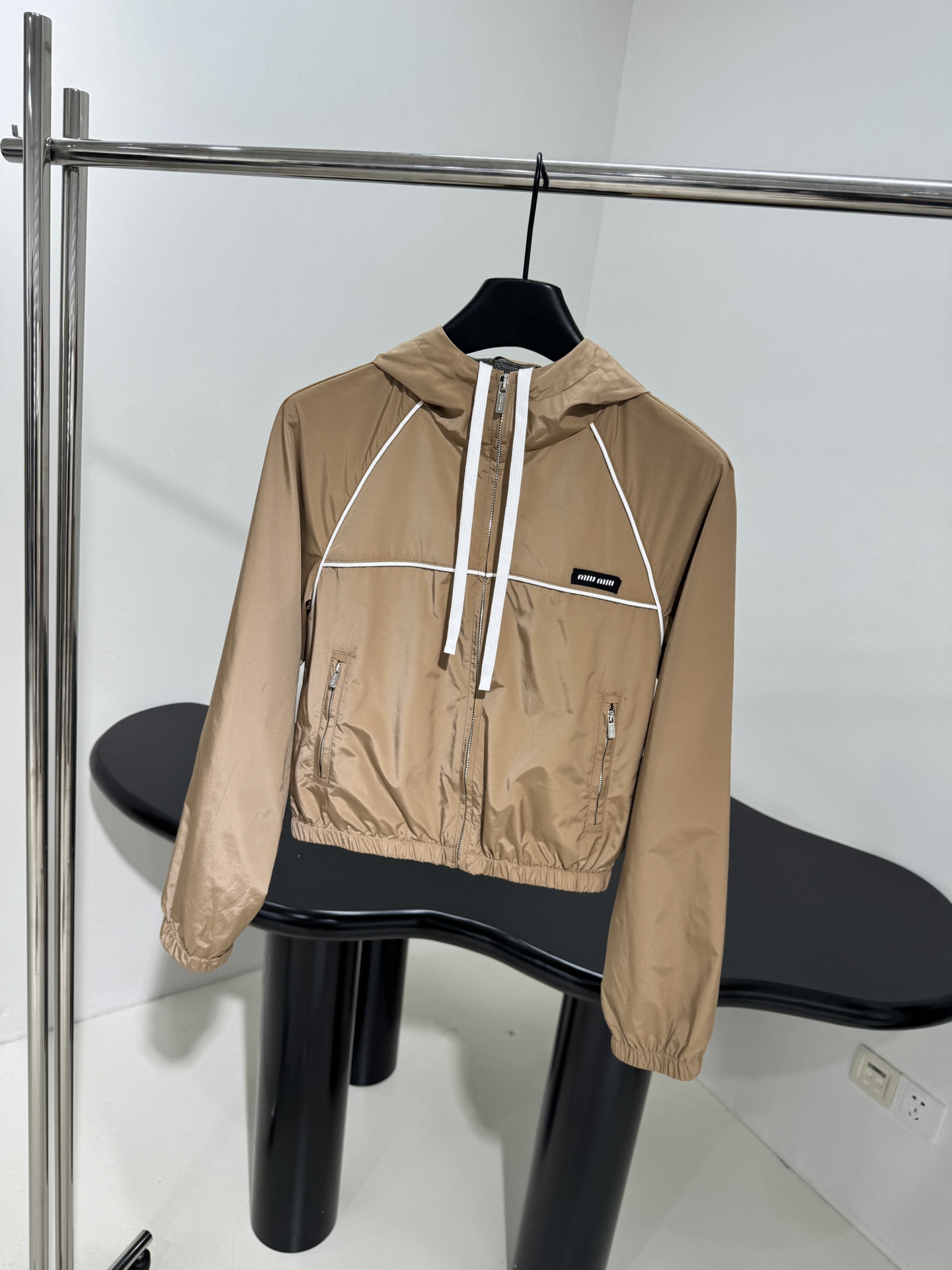 NO:332253,~New poplin textured jacket with brand logo embroidered with contrasting lines Grey mesh lining Elastic elastic hem and cuffs Zipper closure Recommended Khaki L,,jackets & coats,jackets & coats,alexander wang19860909～新品府绸质感夹克外套 饰有品牌标识刺绣徽标 撞色线条修饰 灰色网状衬里 松紧弹力下摆和袖口 拉链开合 推荐入手 卡其色  L,,jackets & coats,jackets & coats,alexander wang,Women's clothing
