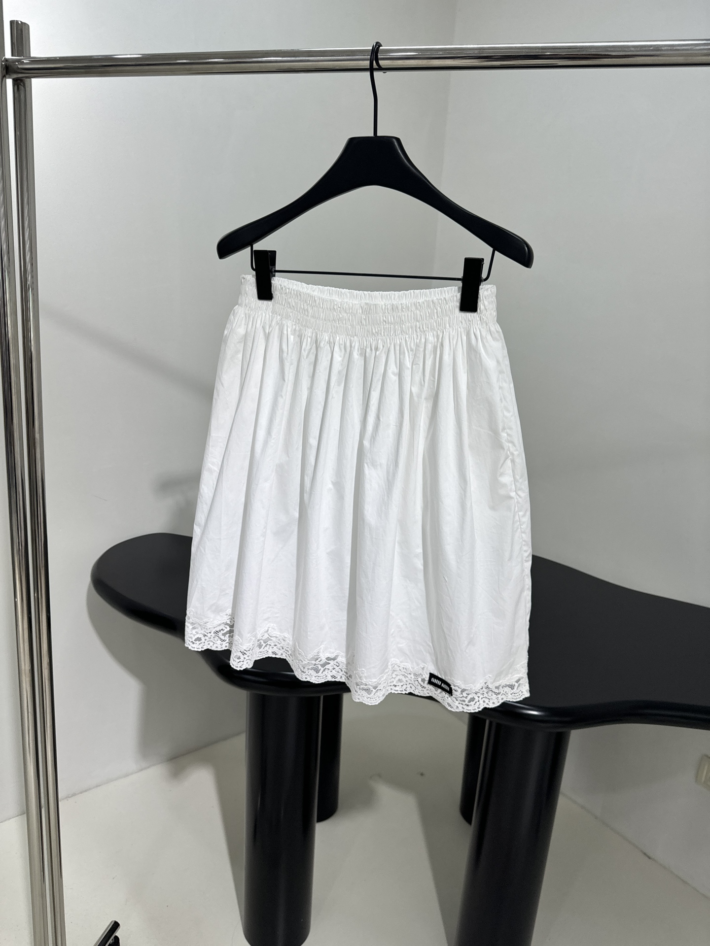 NO:332244,~New cotton lace skirt with brand logo embroidered logo Elastic elastic waist styling lace silhouette hem Summer versatile artifact Recommended to buy White L,, skirts,alexander wang19860909～新品棉质蕾丝半裙 饰有品牌标识刺绣徽标 弹力松紧腰围 拼接蕾丝廓形下摆 夏日百搭神器 推荐入手 白色  L,,skirts,alexander wang,Women's clothing