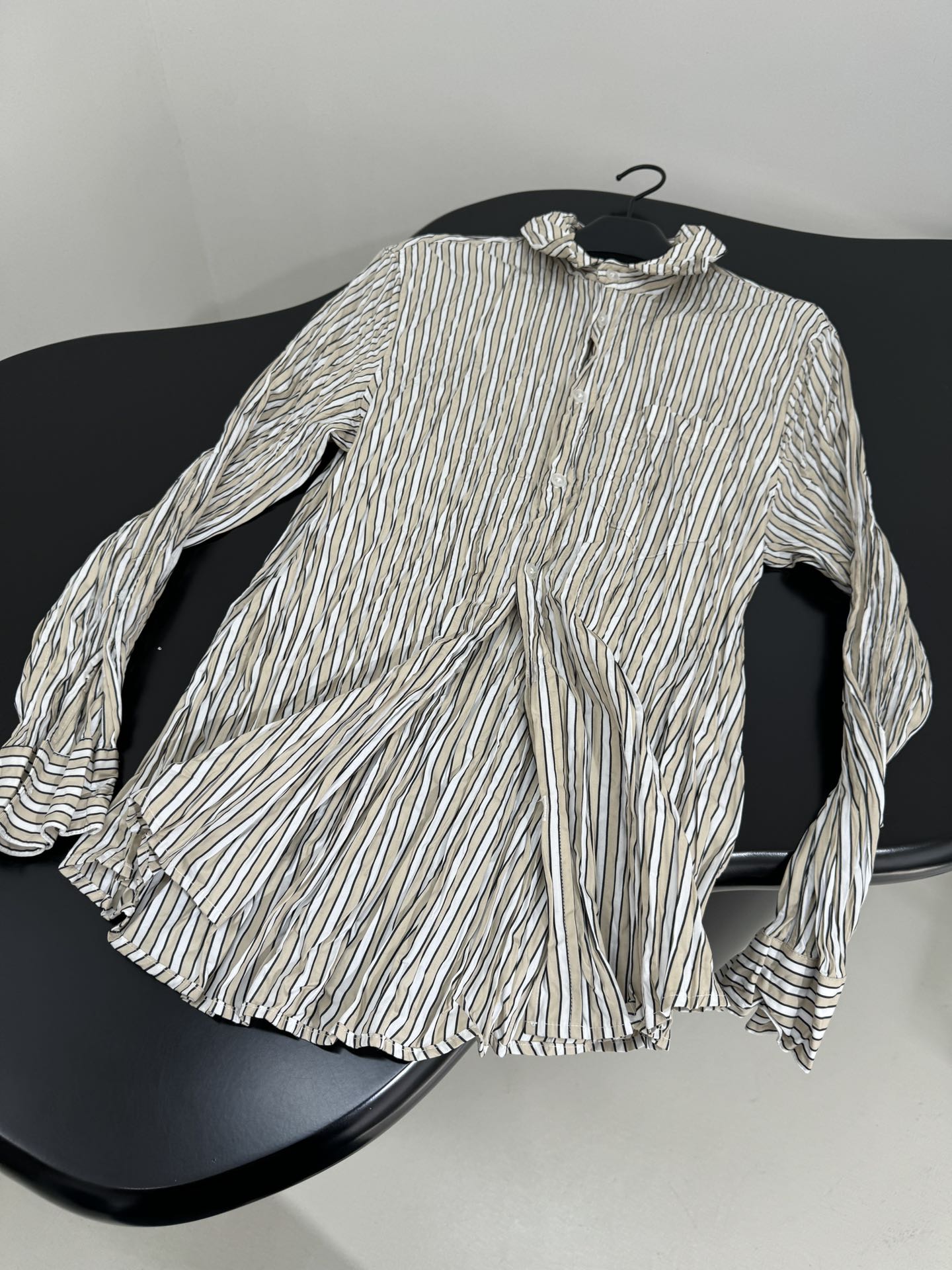 Unique Wrinkle Design Striped Suit with Gender-Equal Striped Shirt in Almond Color - 图片 6