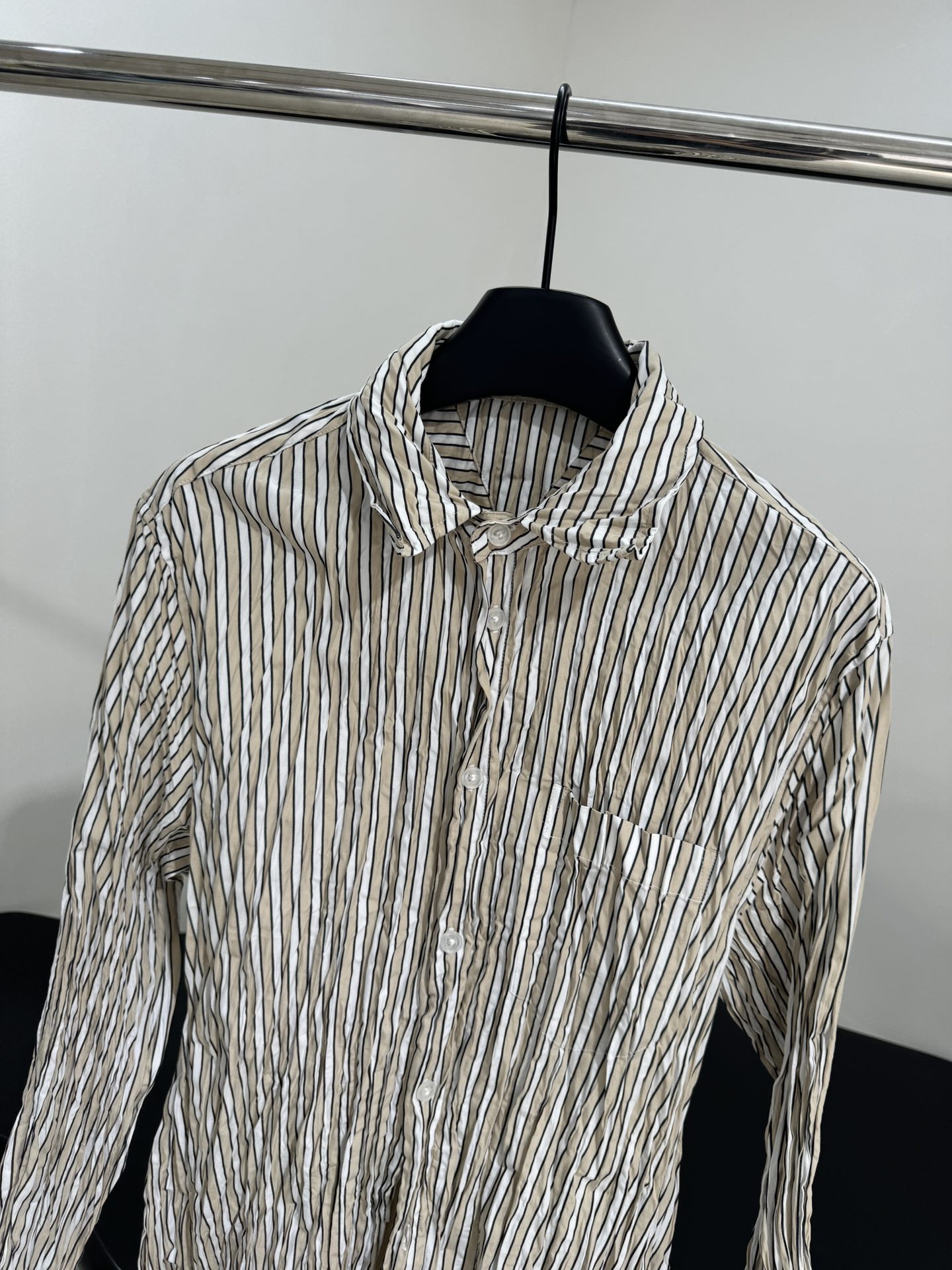 Unique Wrinkle Design Striped Suit with Gender-Equal Striped Shirt in Almond Color - 图片 2
