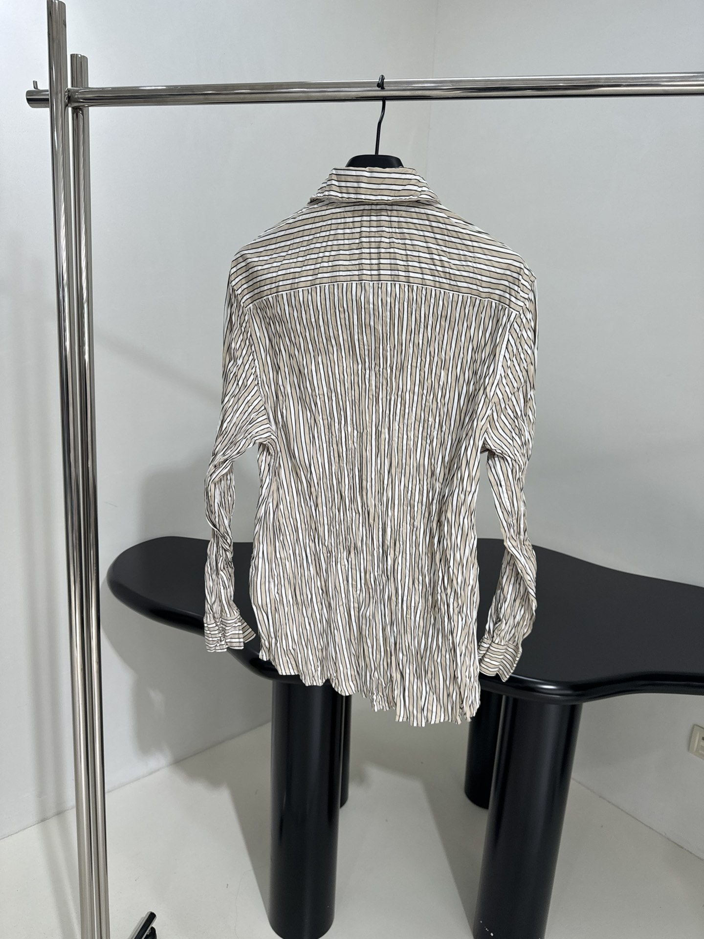 Unique Wrinkle Design Striped Suit with Gender-Equal Striped Shirt in Almond Color - 图片 3